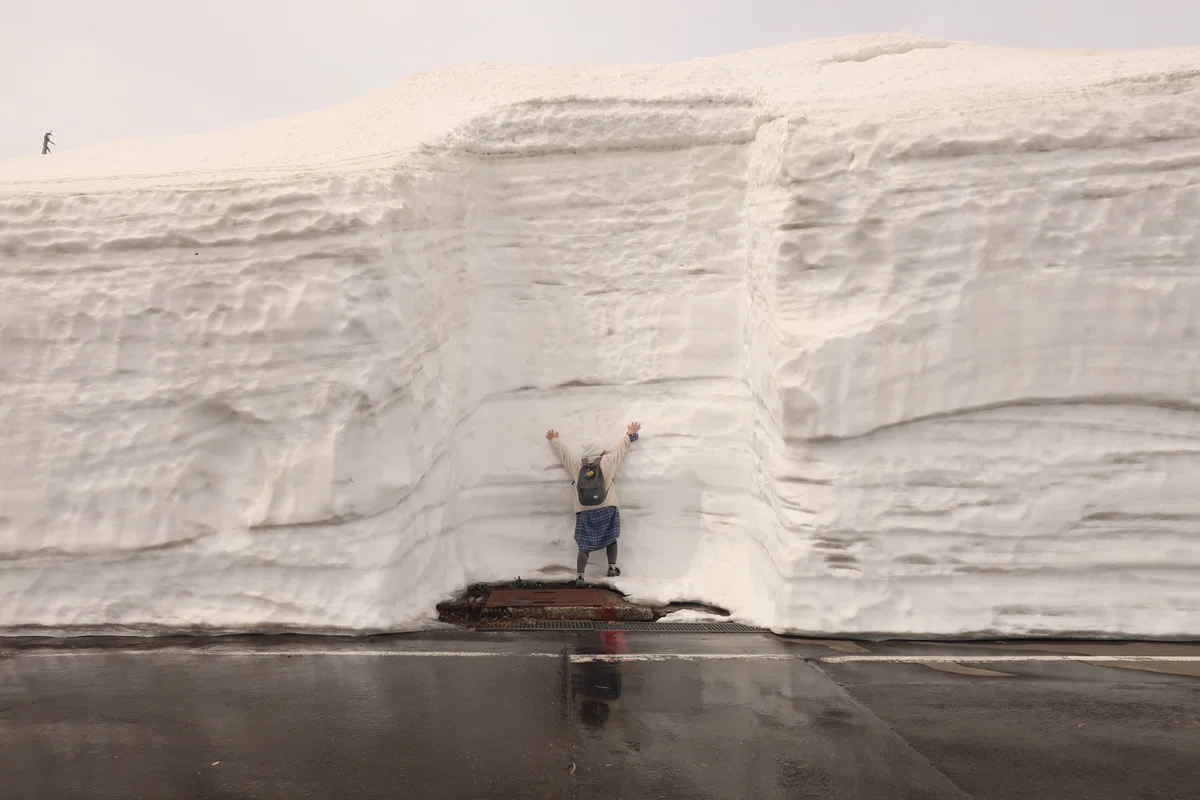 雪の壁に張り付くわたし
