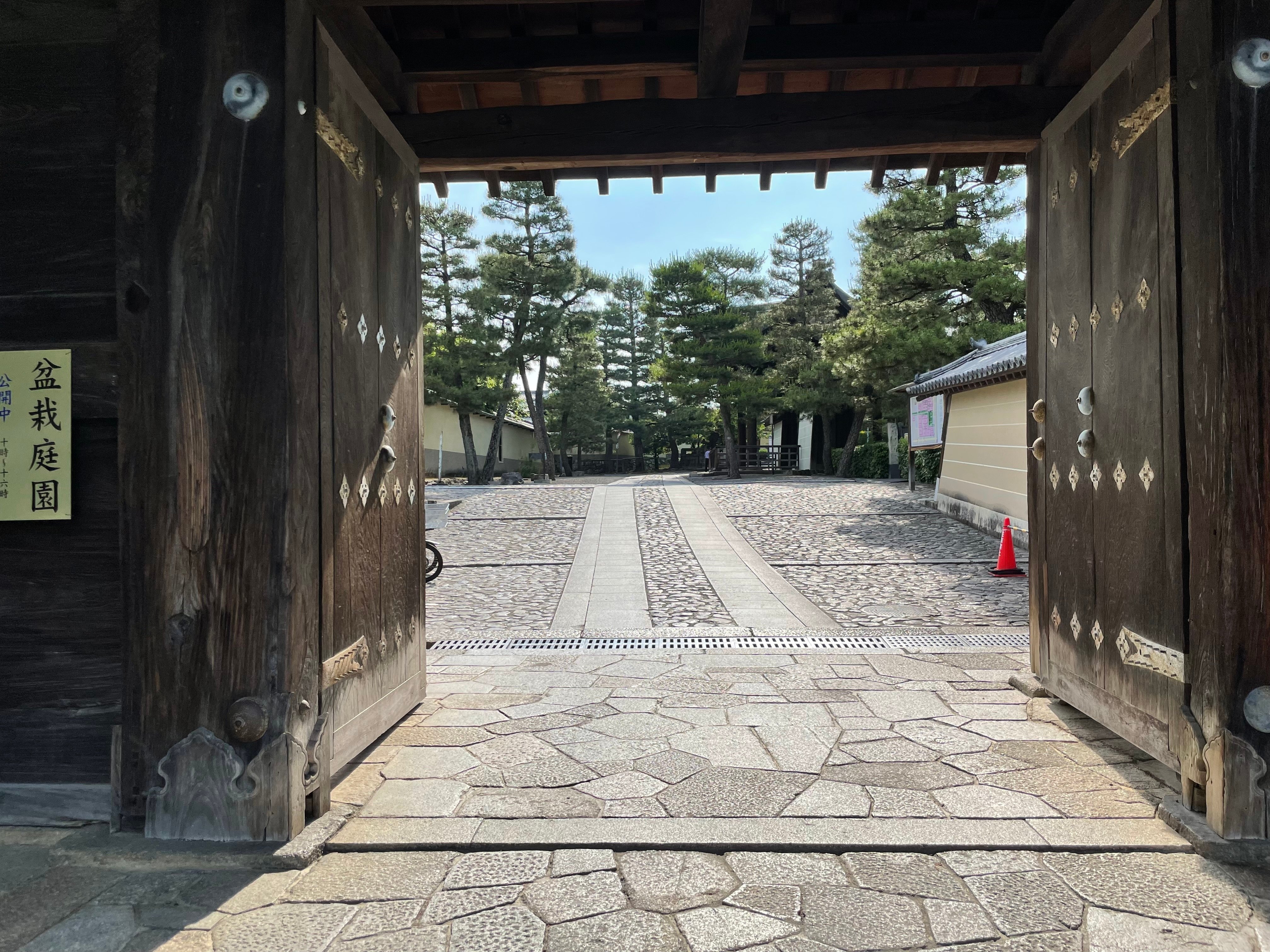 玉泉夜光碗　大徳寺館長極め　玉石 400年間守られてきた寺宝を、初の一挙公開。「大徳寺龍光院 国宝