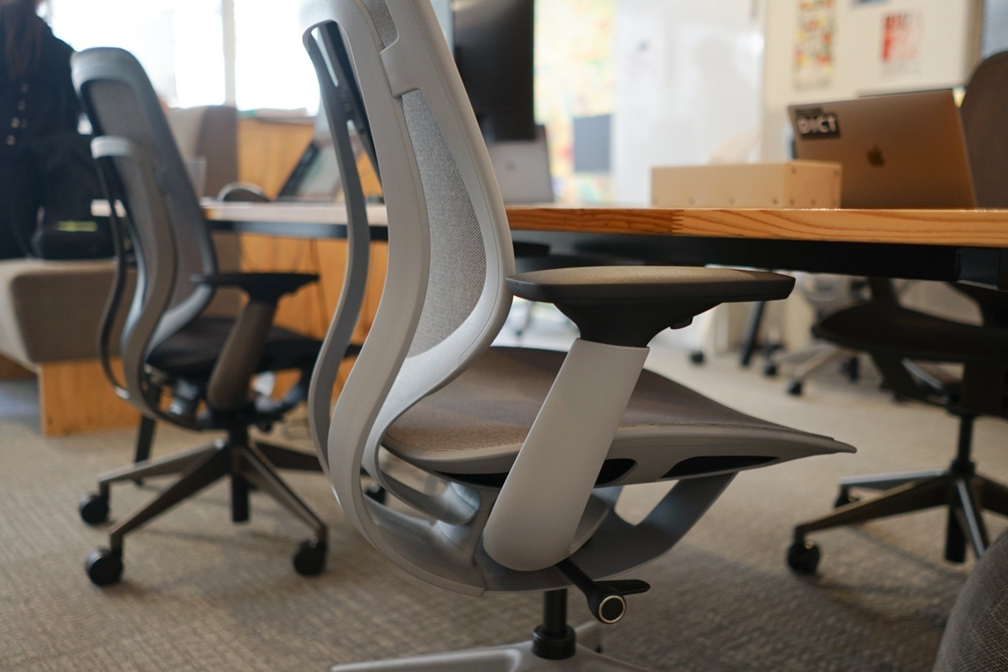 オシャレなスチール椅子です。不燃対応の場所で使用できます。 【公式