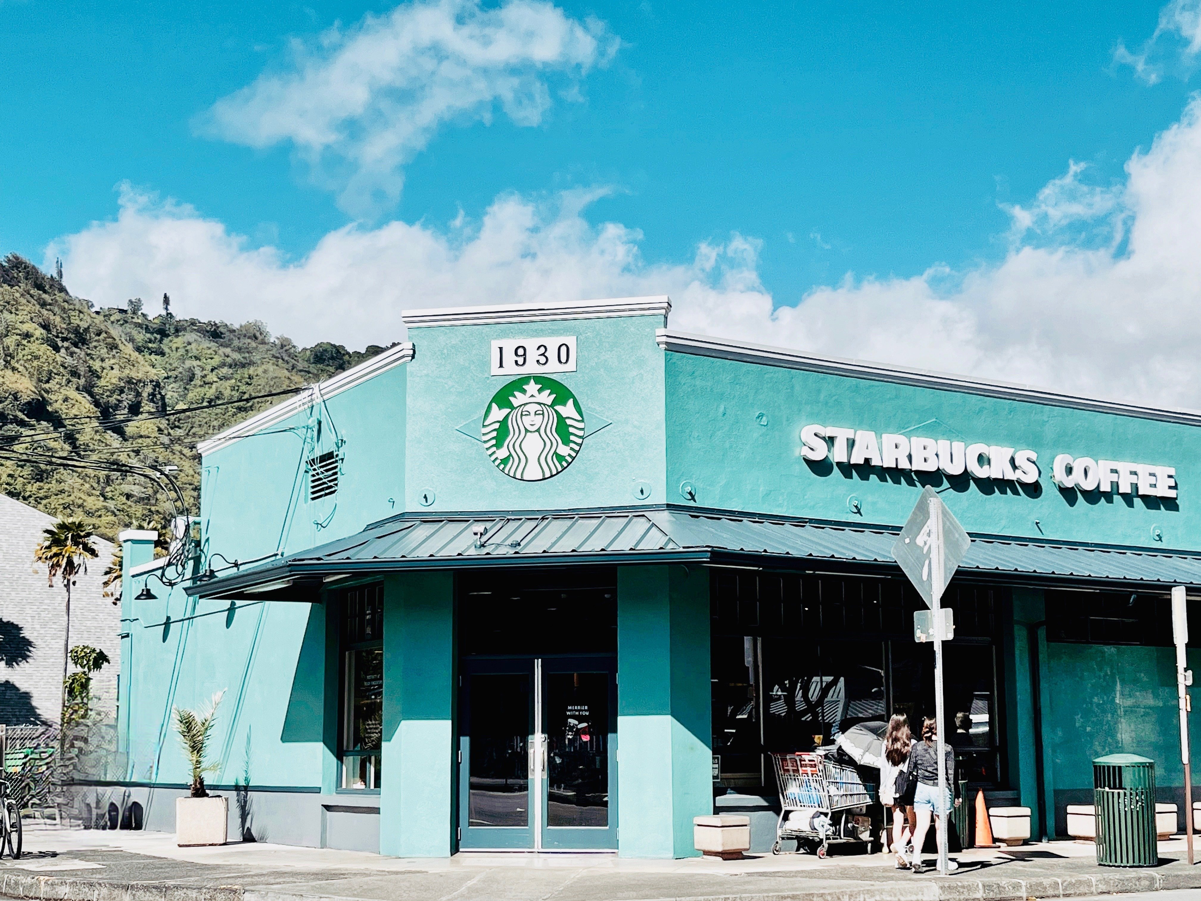 Starbucks 看板 緑色 ハワイ・マノアで人気のフォトスポット！緑のスタバへ行ってみた💚｜Natsu