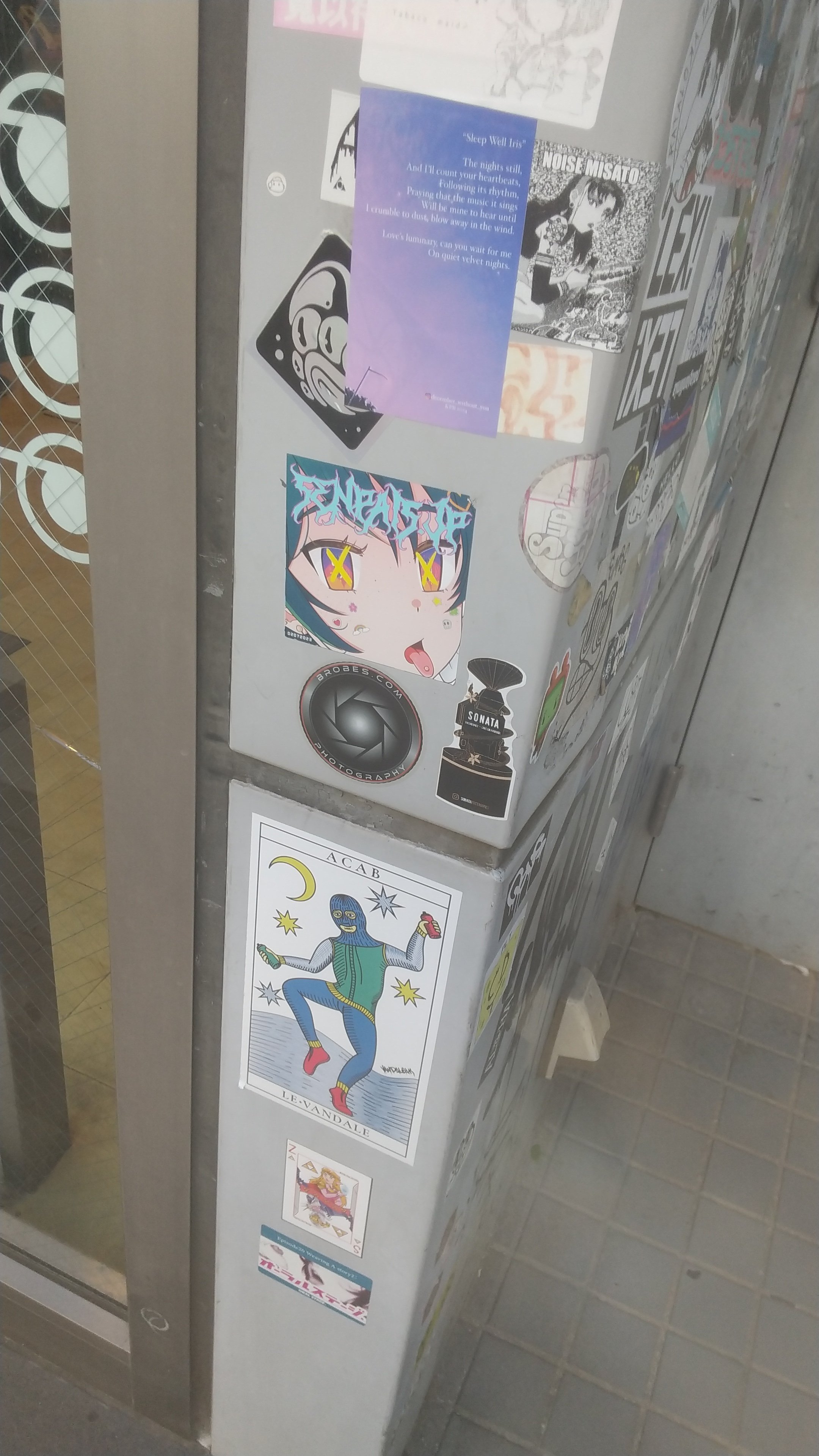 untitled 2001」ストリートアートイベント 本、ステッカー