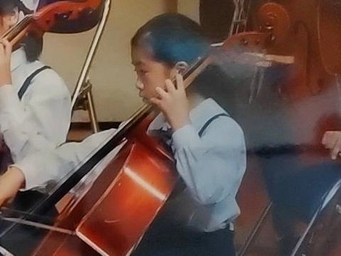 小学生の時に参加した大会で、チェロを弾いている様子