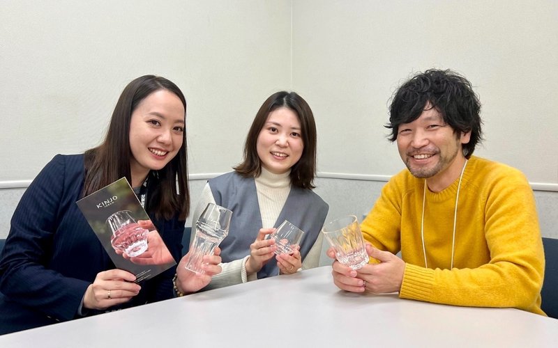 蓮見さま昆さま水田の3名にてキンジョウジャパンの製品をもって笑顔で記念撮影