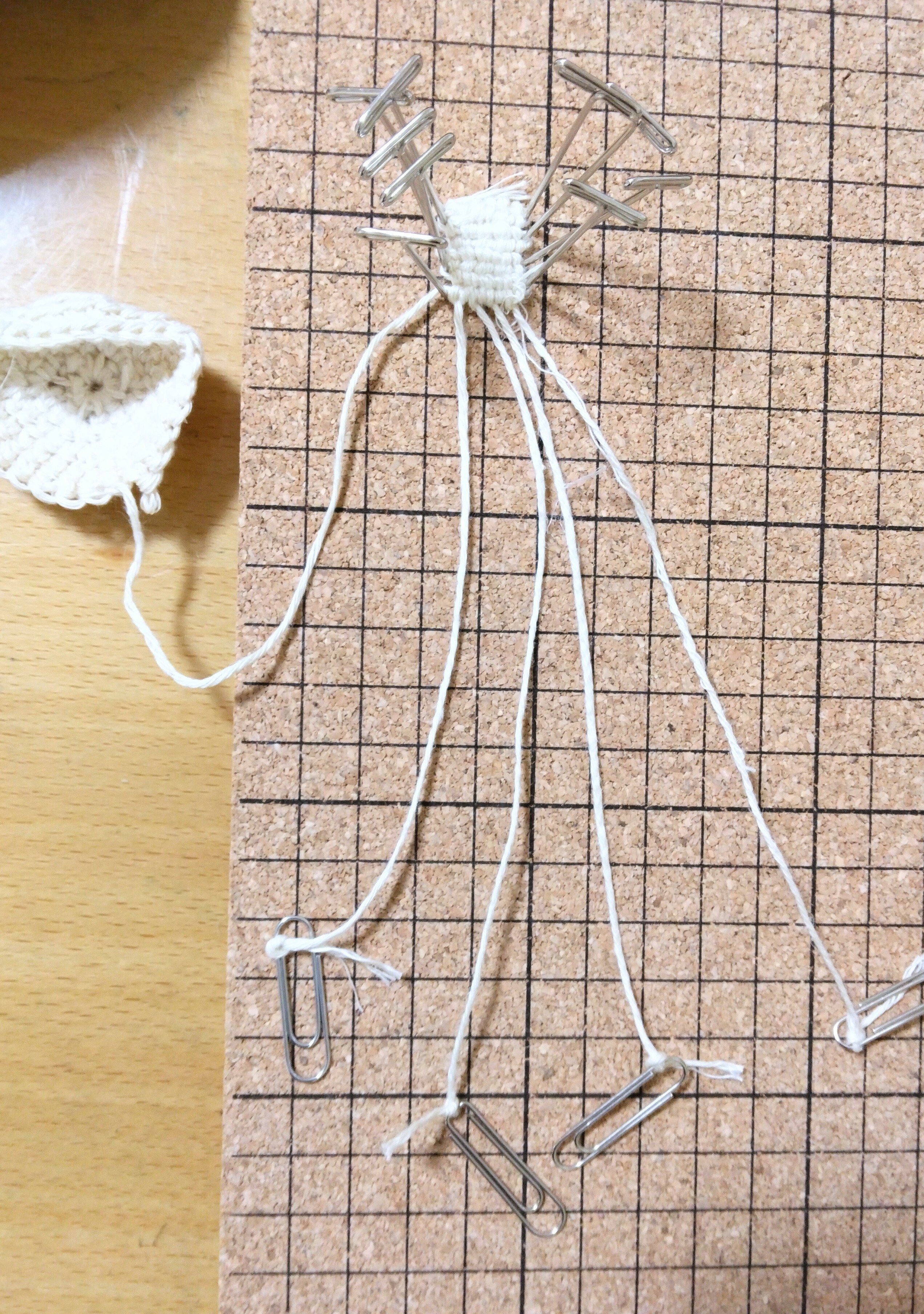 マクラメ修業中！（クリップをつけると結びやすい）｜owarimao