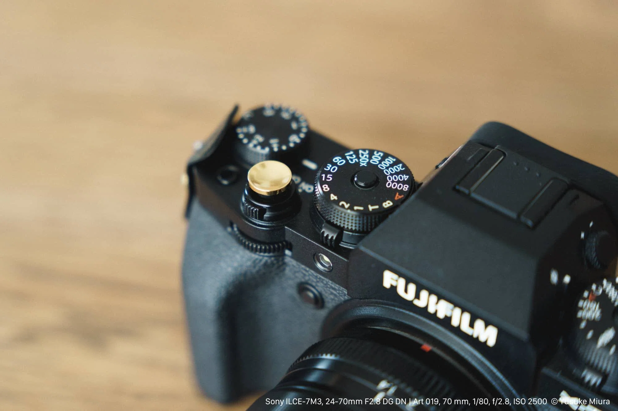 FUJIFILMカメラのアクセントに、金色のレリーズボタンを｜Yusuke Miura