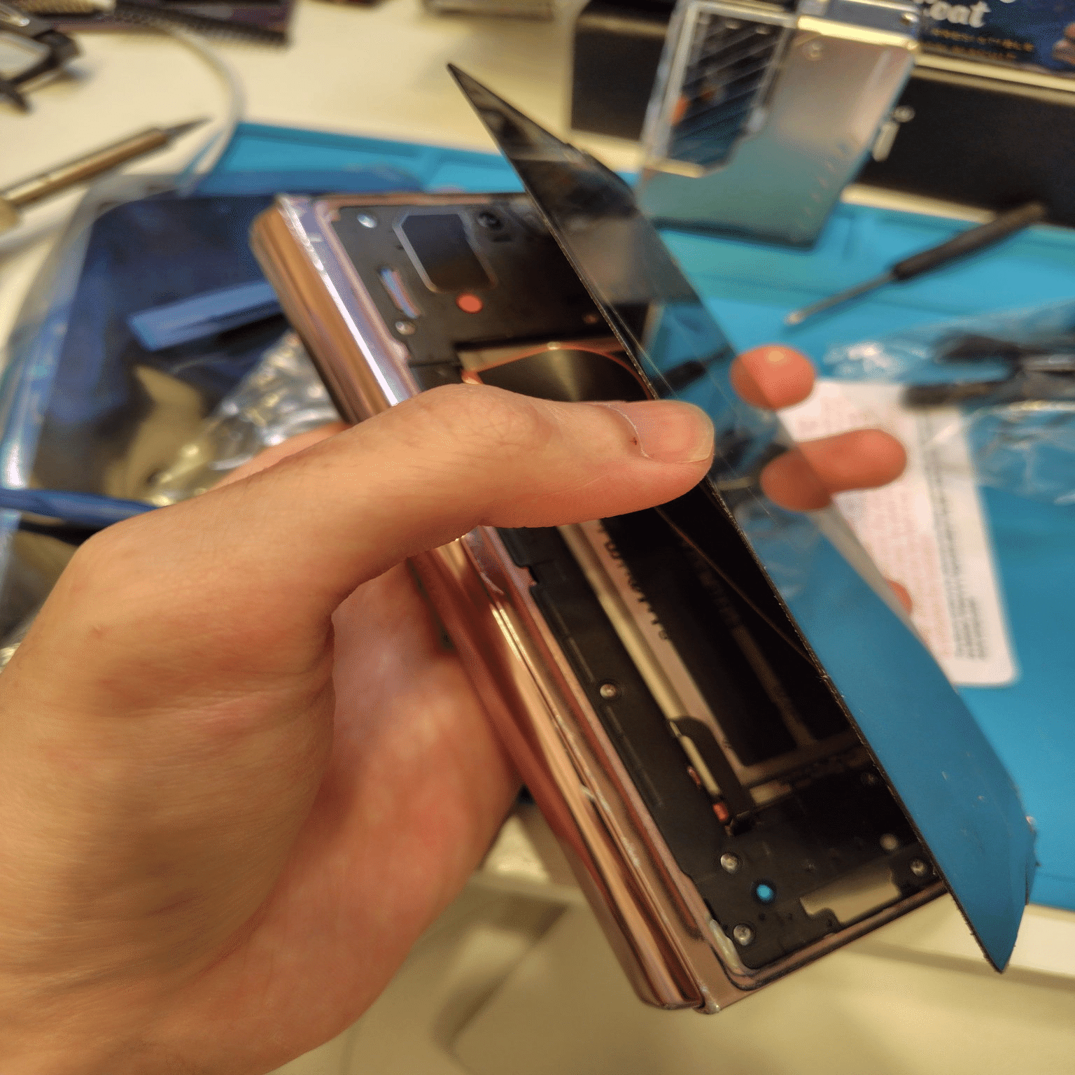 GALAXY z fold2 5g メインディスプレイ 接触不良 本体のみ バキバキに割れた Galaxy z fold 2を自分で修理した。｜IORI