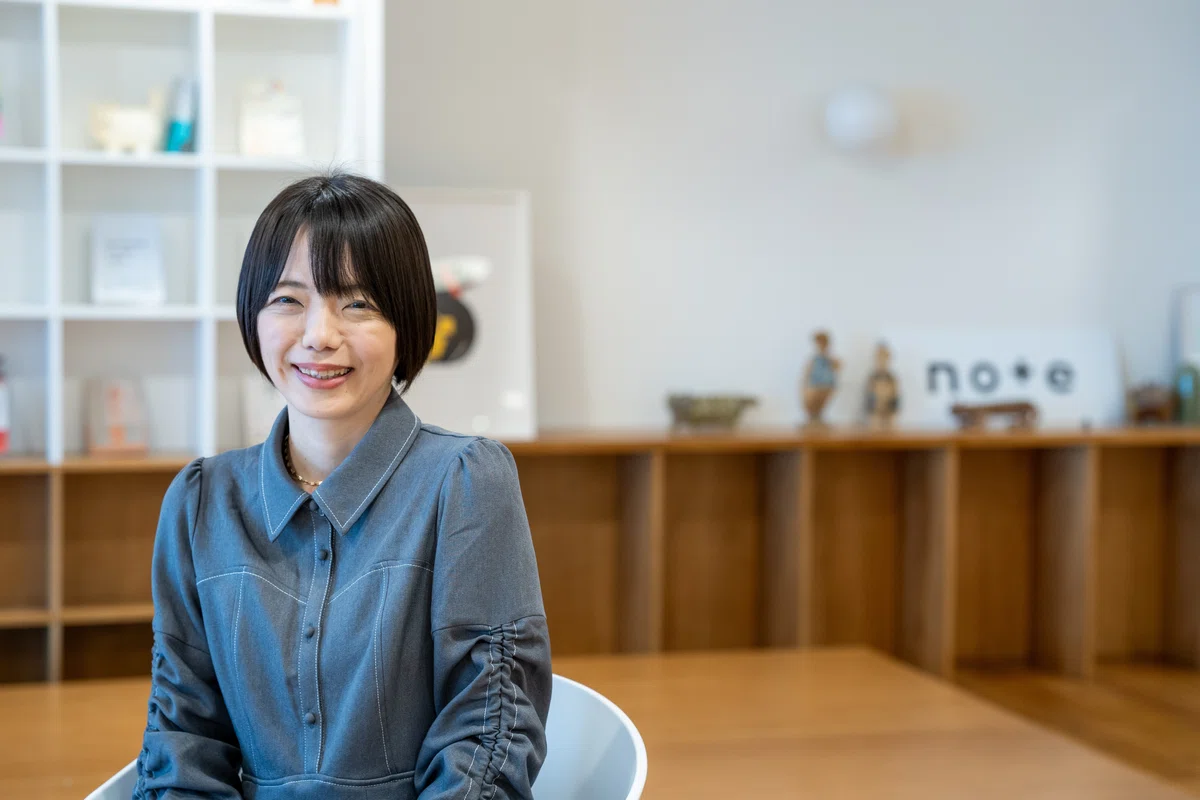 ALT:秋谷りんこさんが笑顔でお話ししているお写真