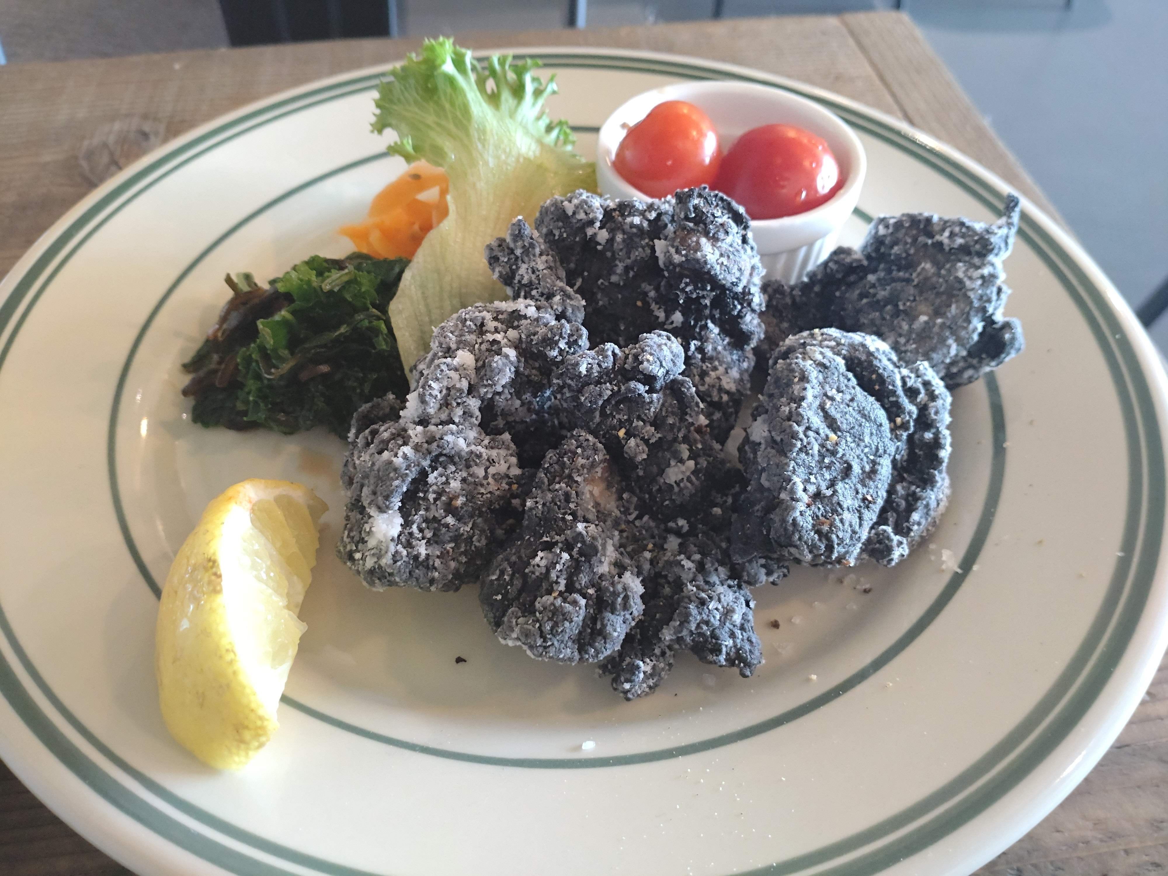 からあげBlackーStudioロックス 川崎市多摩区】想像以上の「黒い唐揚げ」にびっくり！ヴィーガンにも