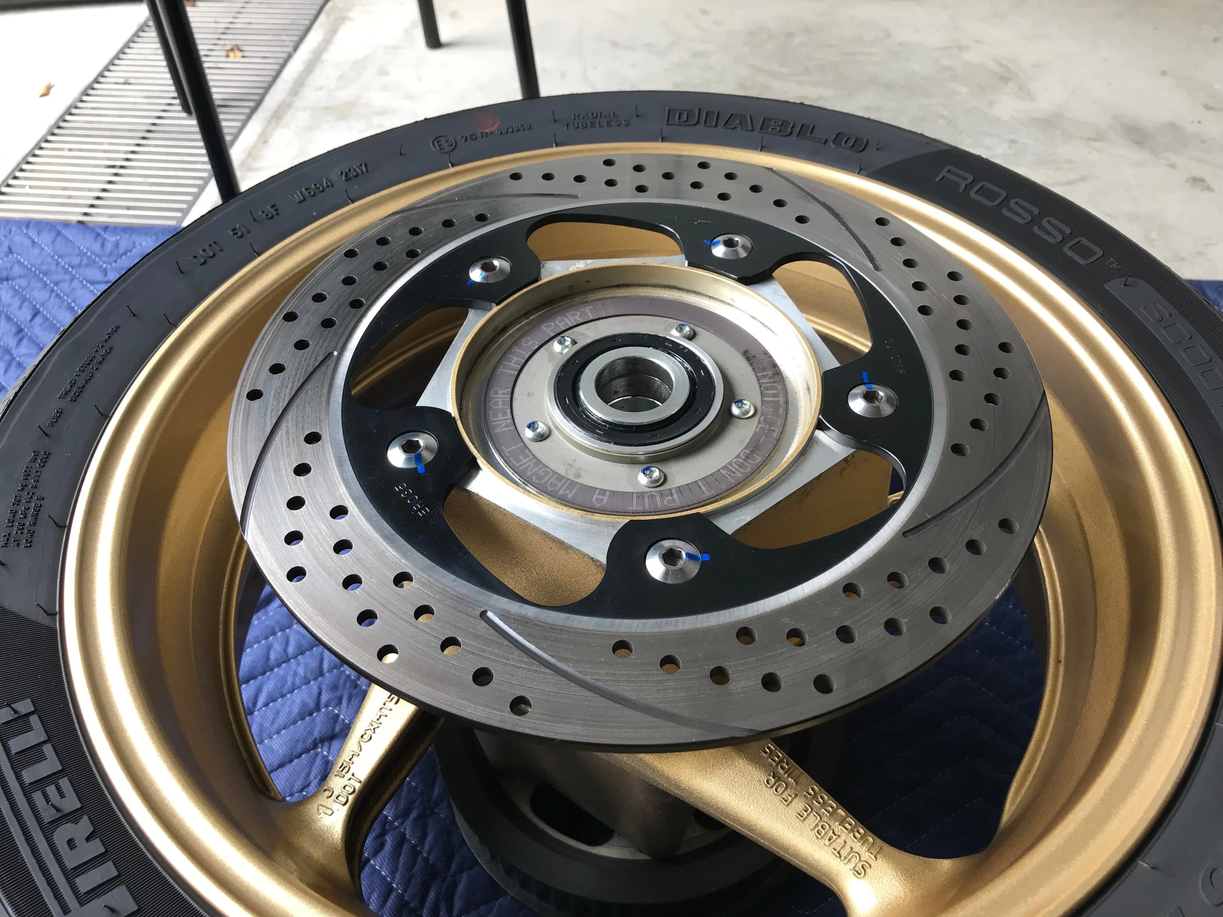 TMAX530SUNSTARリアリジットブレーキローターの比較画像｜Re:TMAXとボク