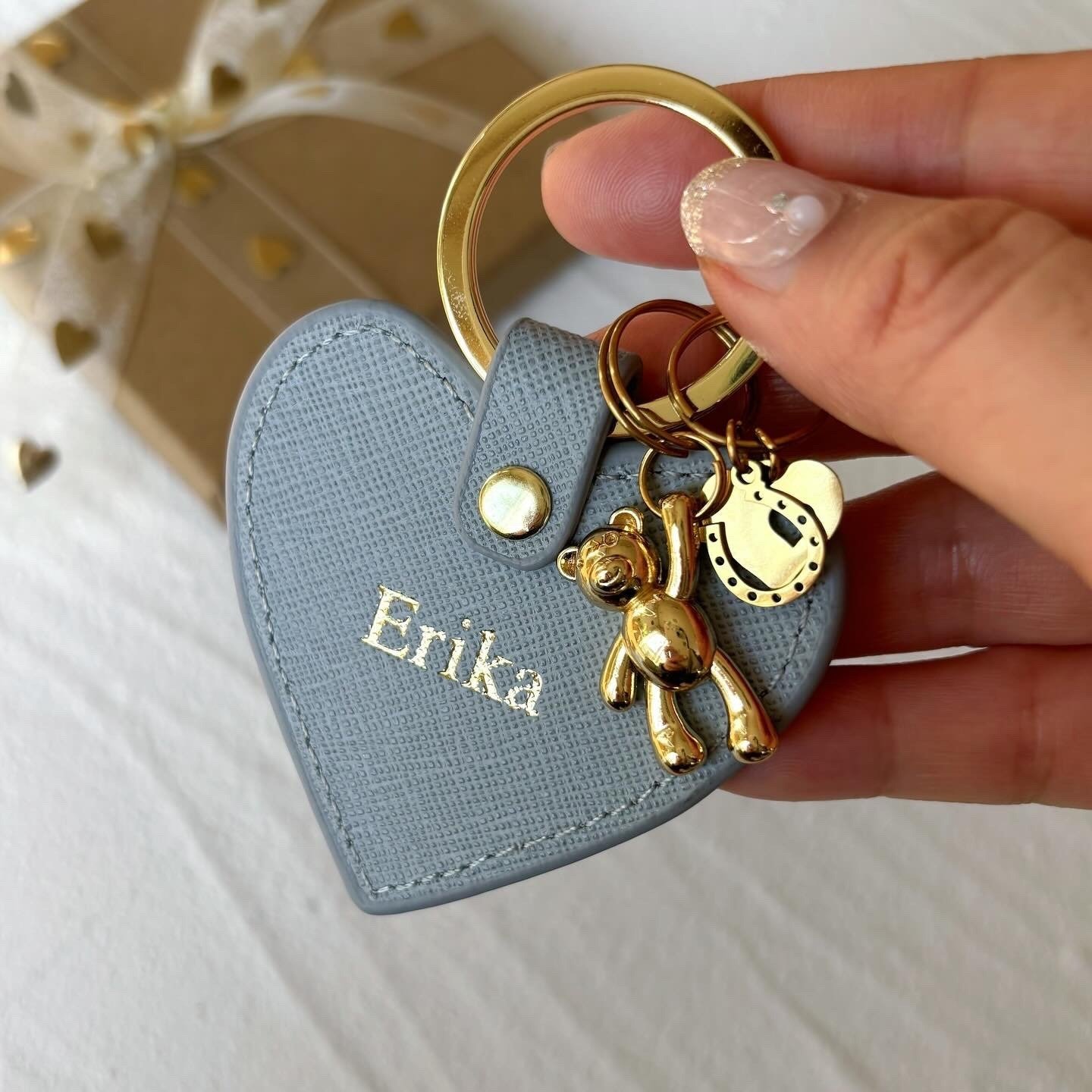 ぶら下がりテディベアのついた世界にひとつのキーリング｜デザイン会社