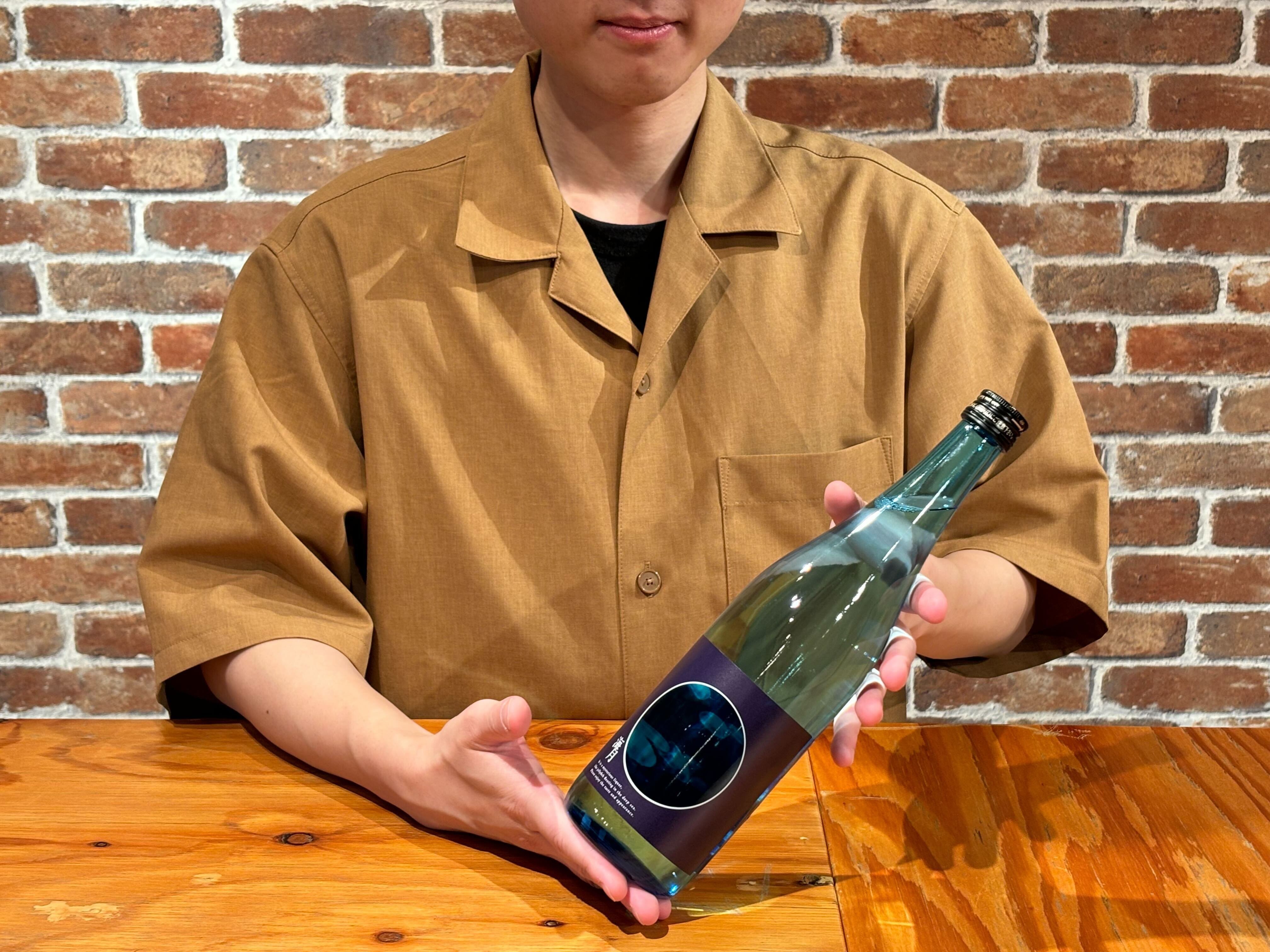 商品開発インタビュー】まるで水族館のようなラベルの日本酒「海月