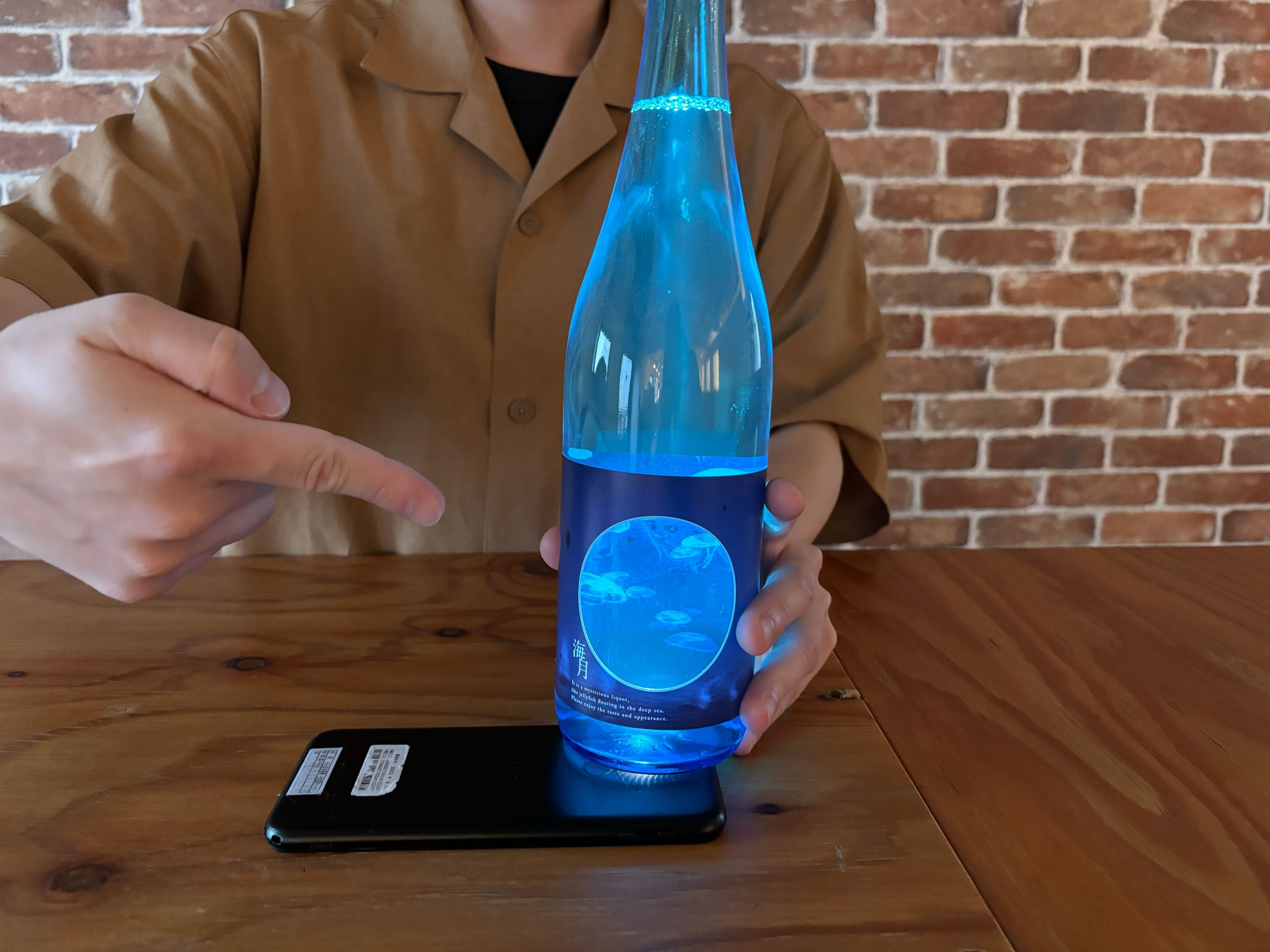 商品開発インタビュー】まるで水族館のようなラベルの日本酒「海月