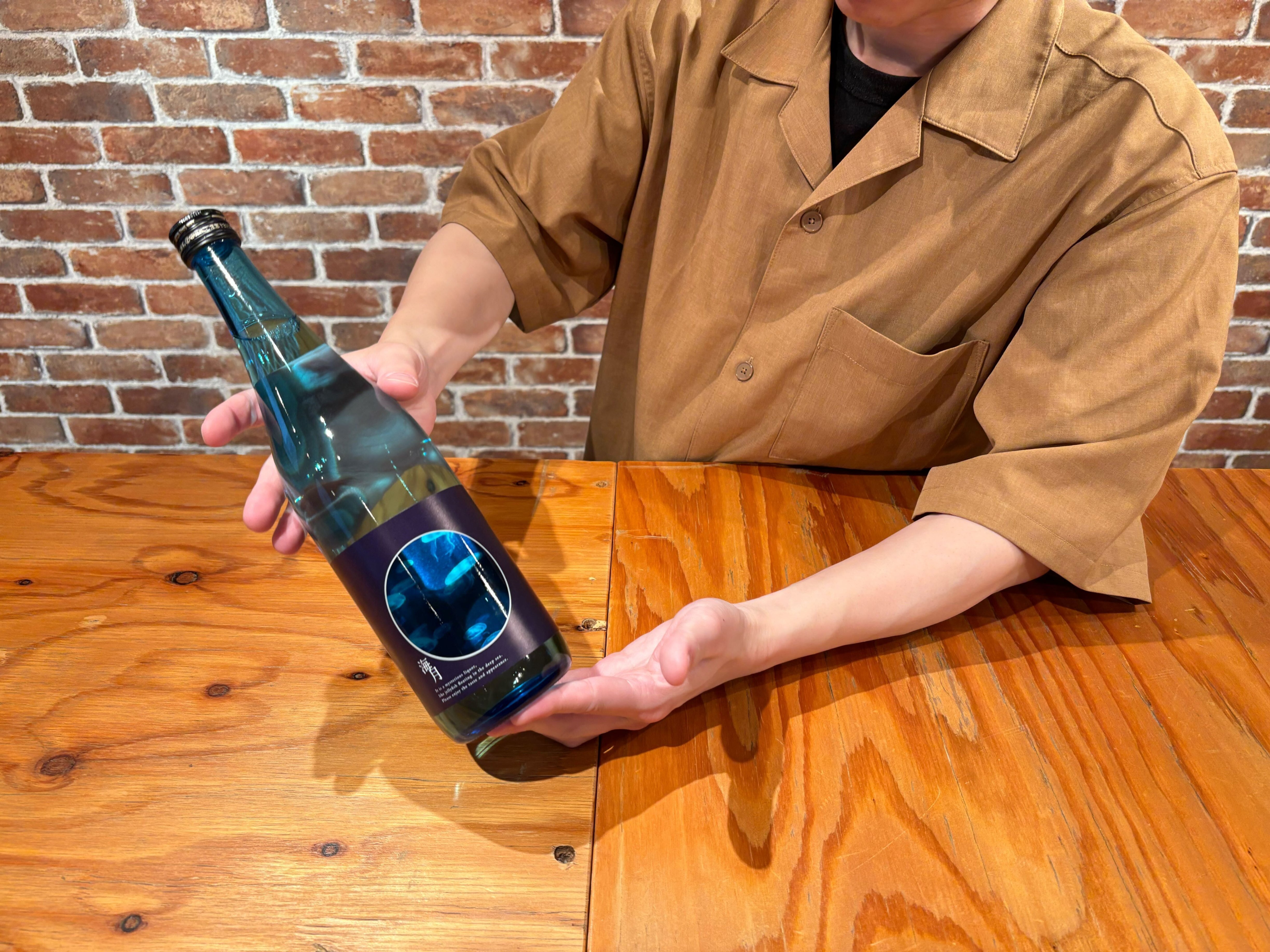 商品開発インタビュー】まるで水族館のようなラベルの日本酒「海月