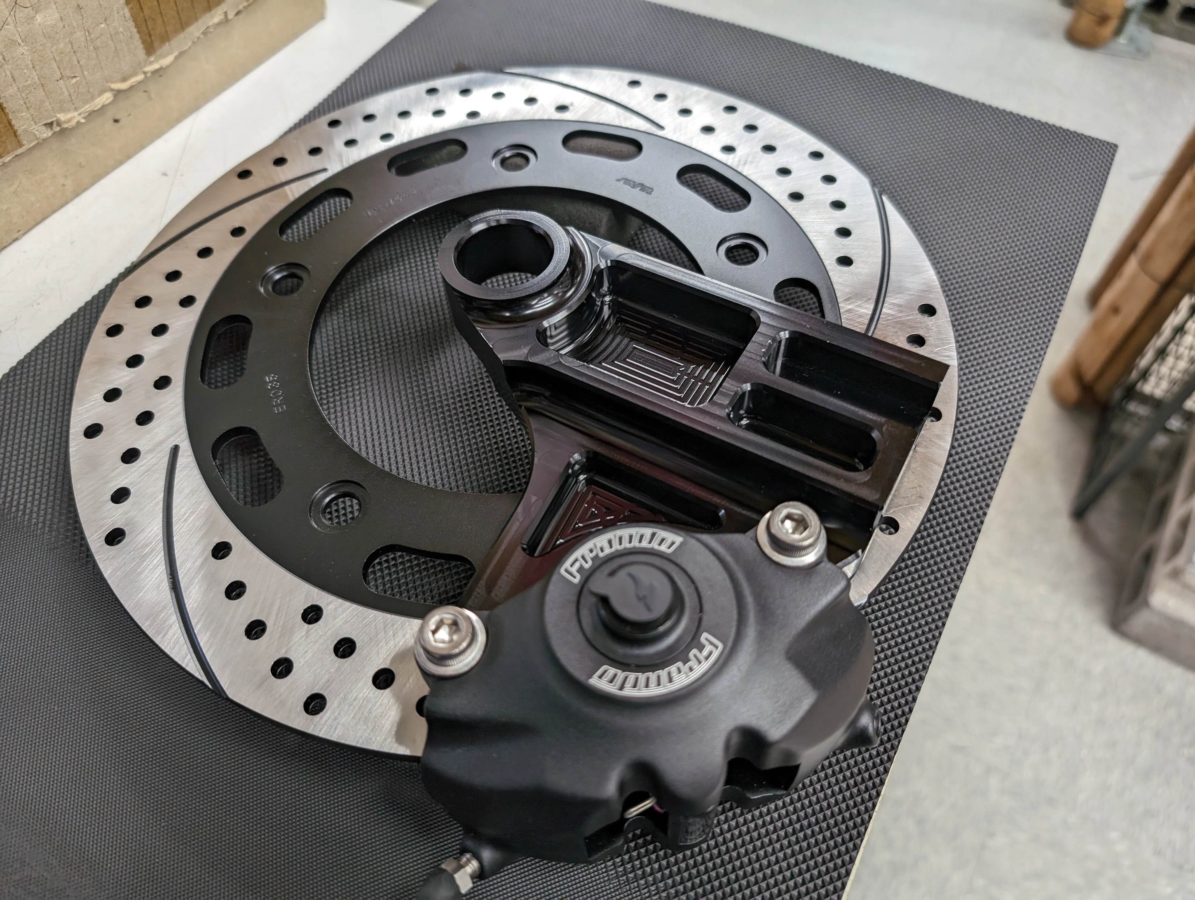 TMAX530SUNSTARリアリジットブレーキローターの比較画像｜Re:TMAXとボク
