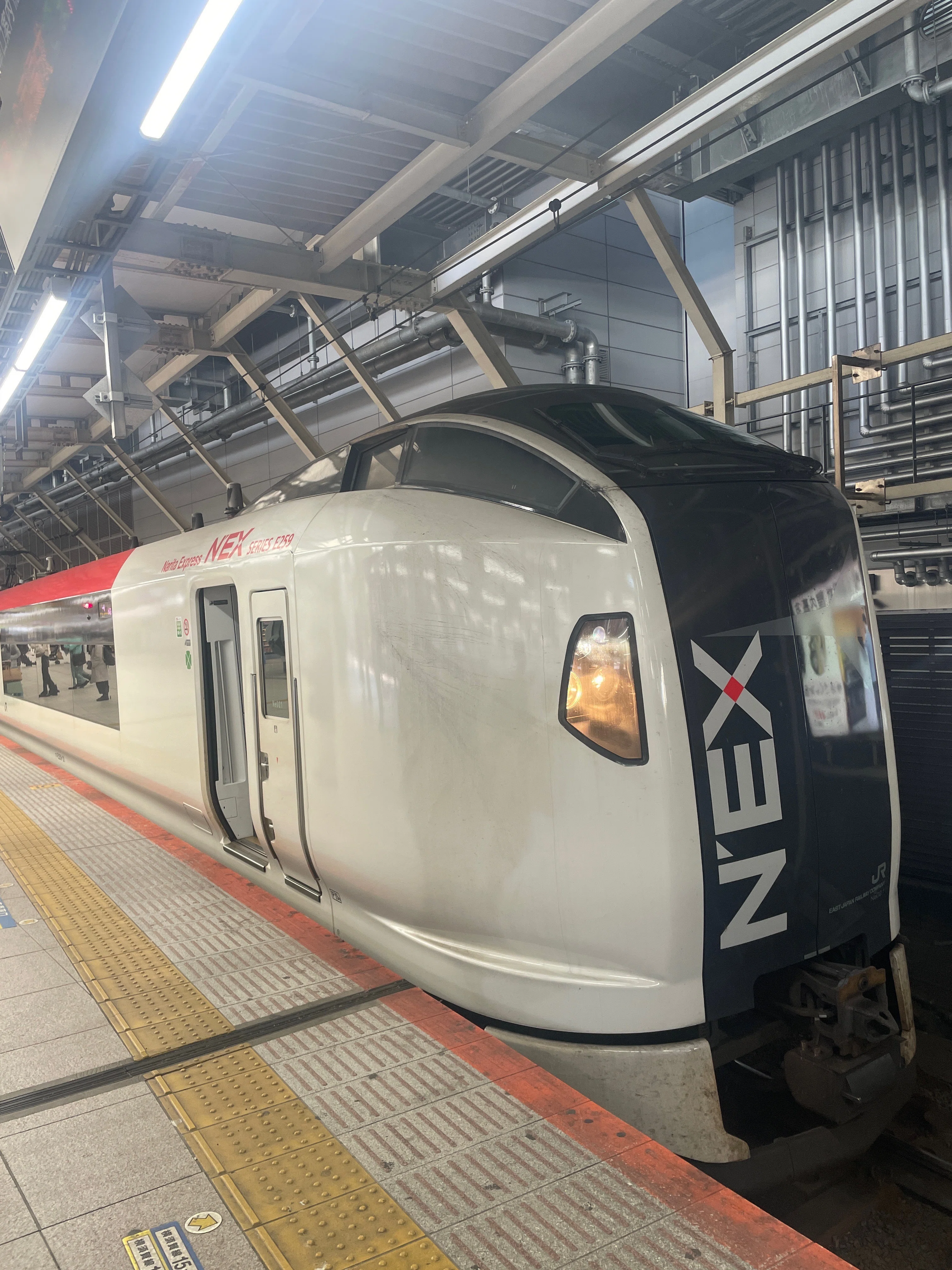 E259系、新塗装で新たな旅立ち！進化するNEX｜上田奉正