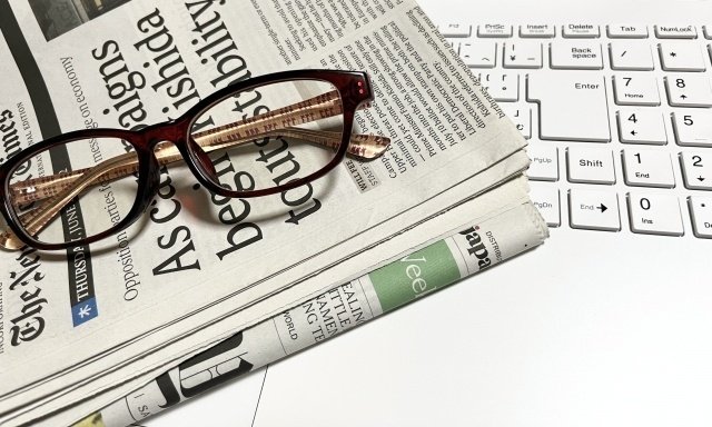 新聞と眼鏡とキーボード
