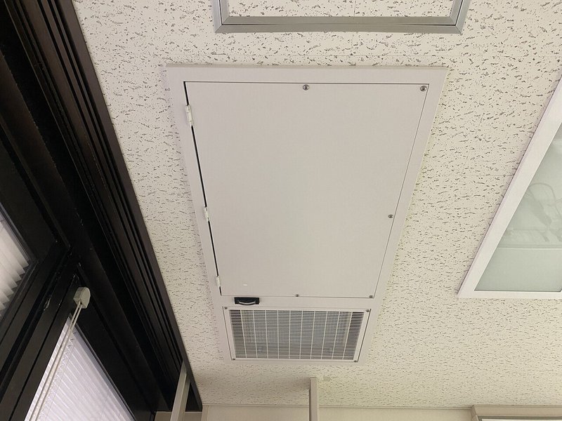 感染症病室に天井カセット形簡易陰圧装置が設置されている