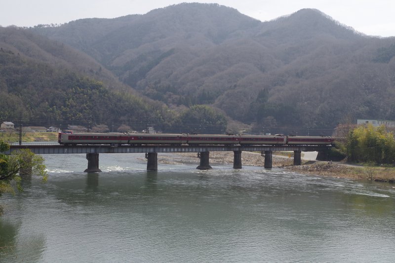 第2高梁川橋梁を渡る列車|とも
