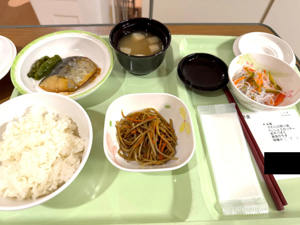 定食の写真です。ご飯と味噌汁に加え、サワラの照り焼き、きんぴらごぼう、春雨サラダが写っています。