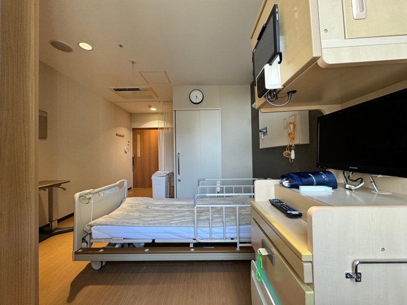 病室の写真です。木目調をベースにした、よく整理整頓された個室です。