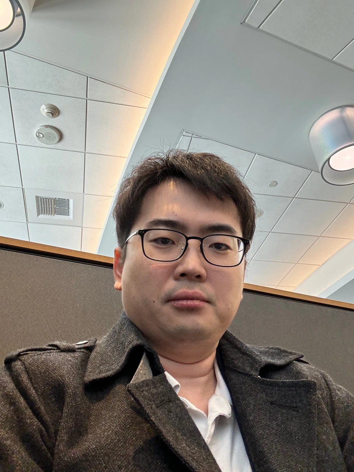 筆者のセルフィーです。顔が沈んでいます。