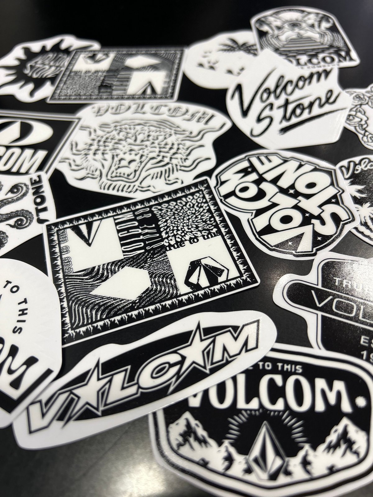 更に更に値下げ‼️ かい Volcom非売品ステッカー