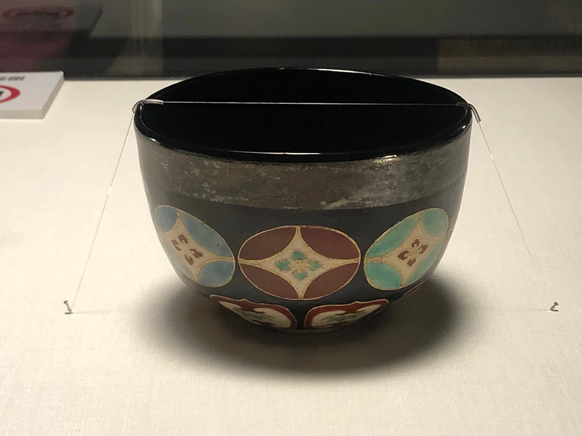 桃】提げ物：色絵磁器牡丹花に詩文図緒締め玉 イイ