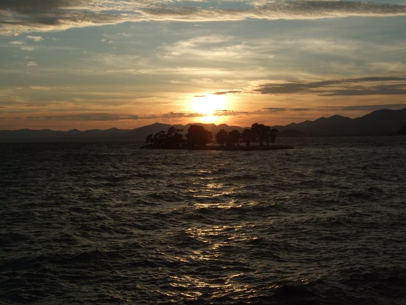 松江も水の都だ。船に乗ったりゆっくり巡れた優しい夏。宍道湖の夕日が今"うみ"に沈んでくわ。