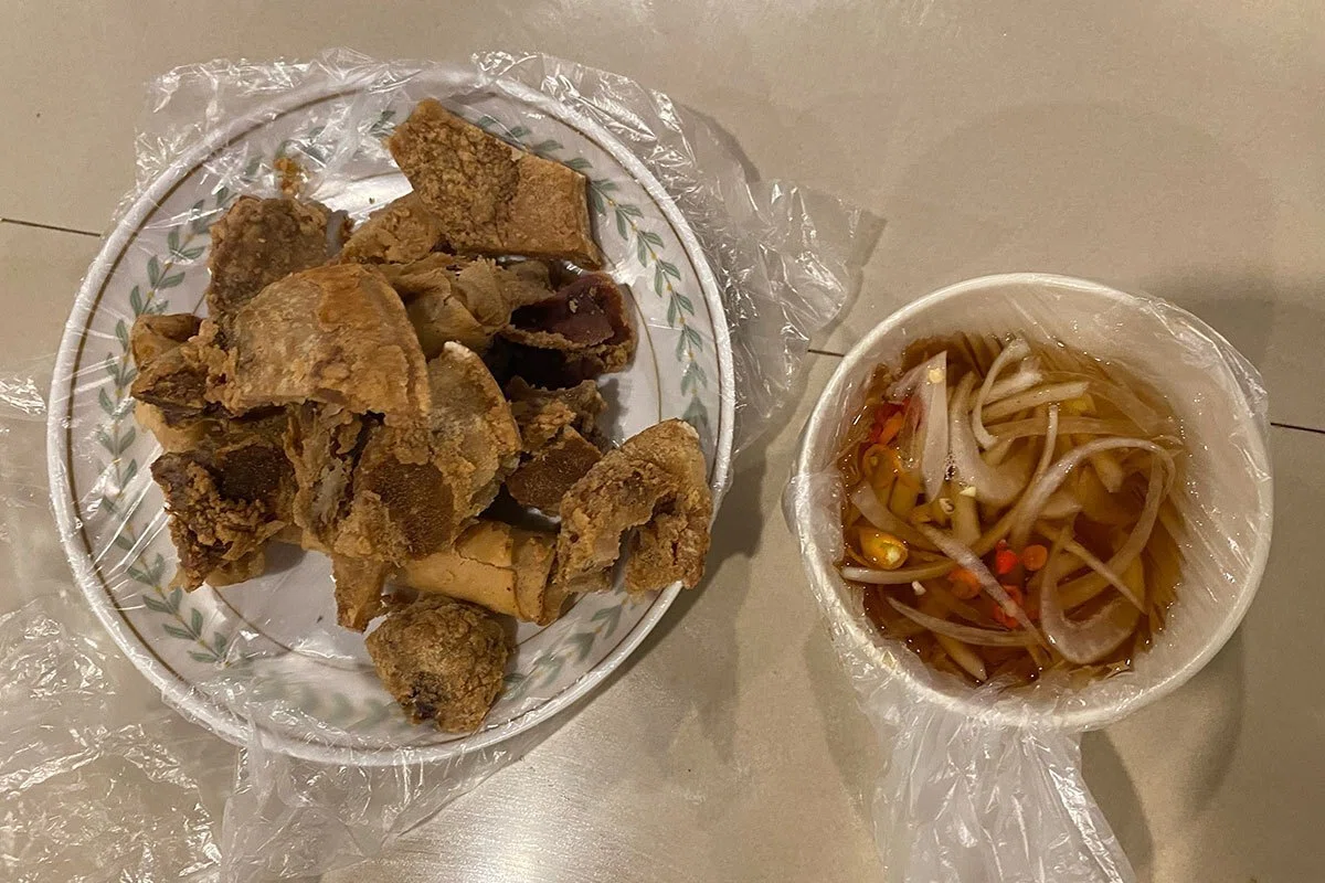 1 ポンゴポンゴ Pungko Pungko｜セブ屋台料理｜カゴの中の真っ黒な塊