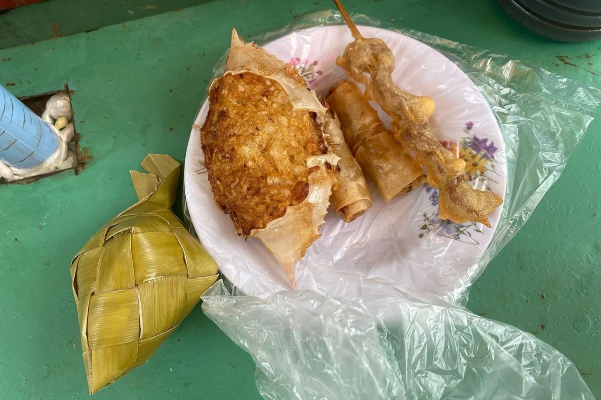 1 ポンゴポンゴ Pungko Pungko｜セブ屋台料理｜カゴの中の真っ黒な塊
