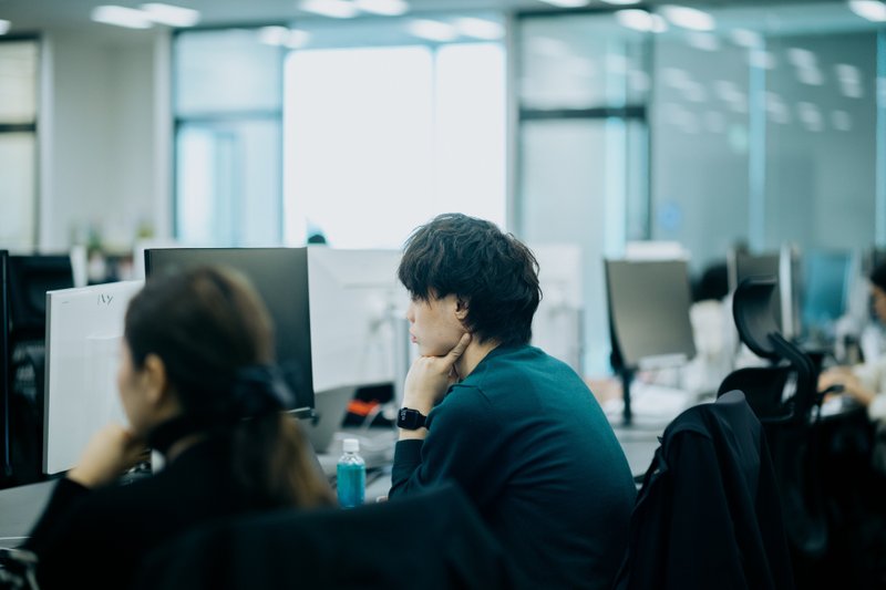 オフィス執務エリアでパソコンに向き合う浅井さんの写真