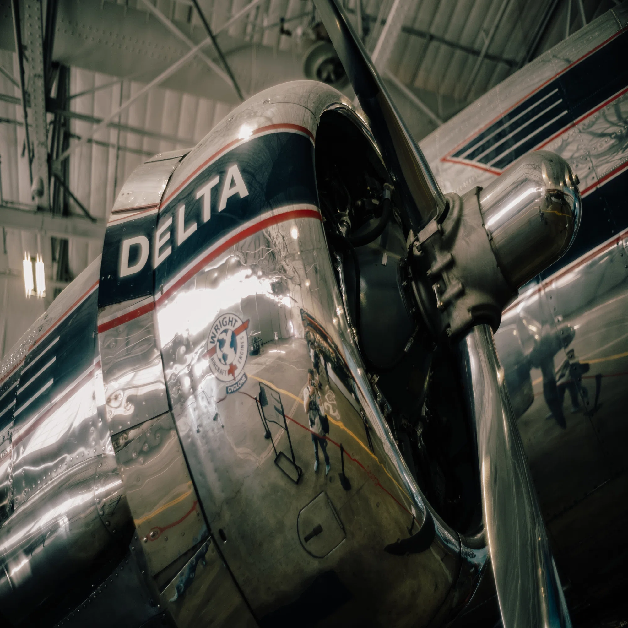 ロモグラフィー Atoll Ultra-Wide 2.8/17 Mマウントで飛行機を撮る 