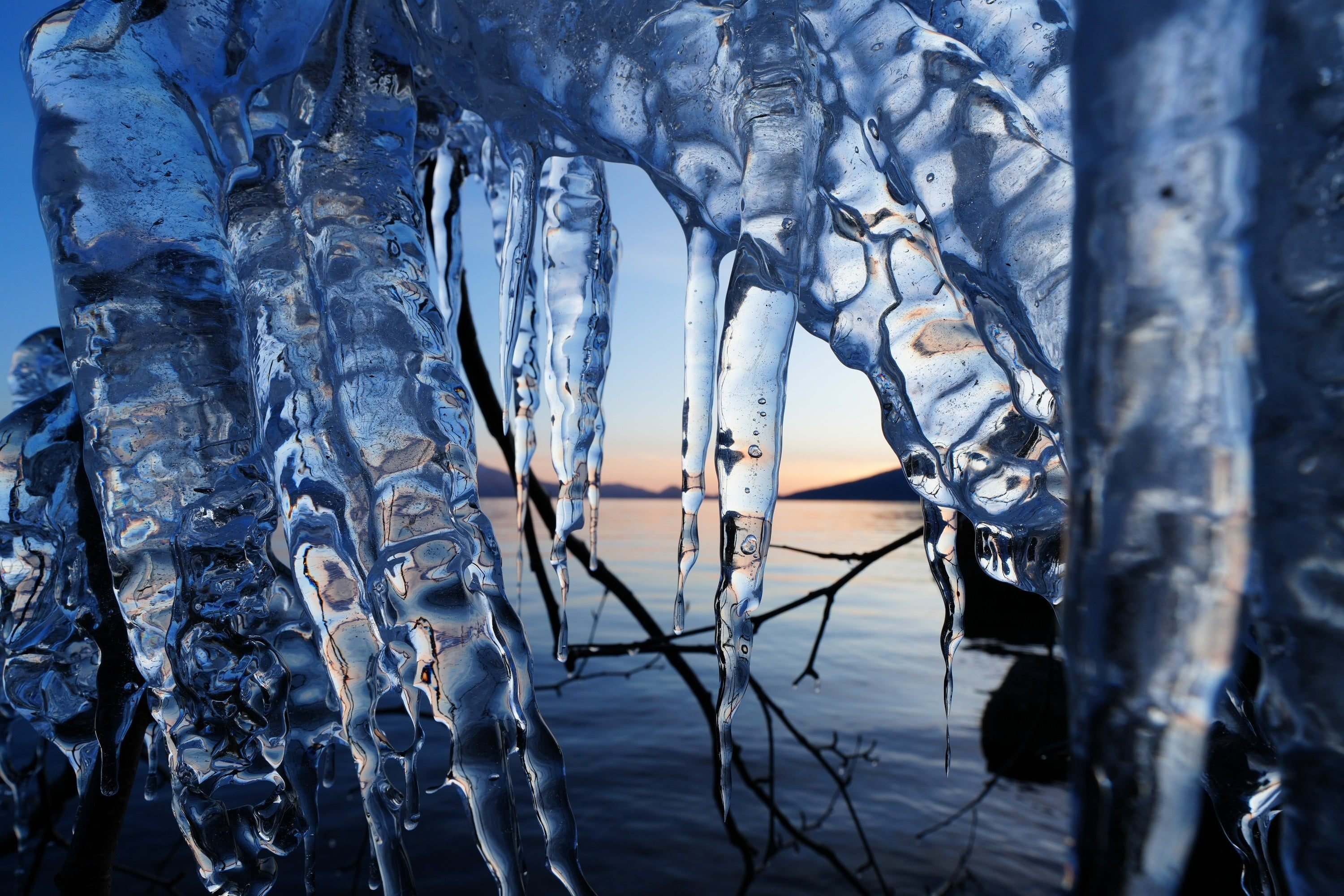 いまだに綺麗な氷となかなか始まらない春（2024年3月24日記）｜風景