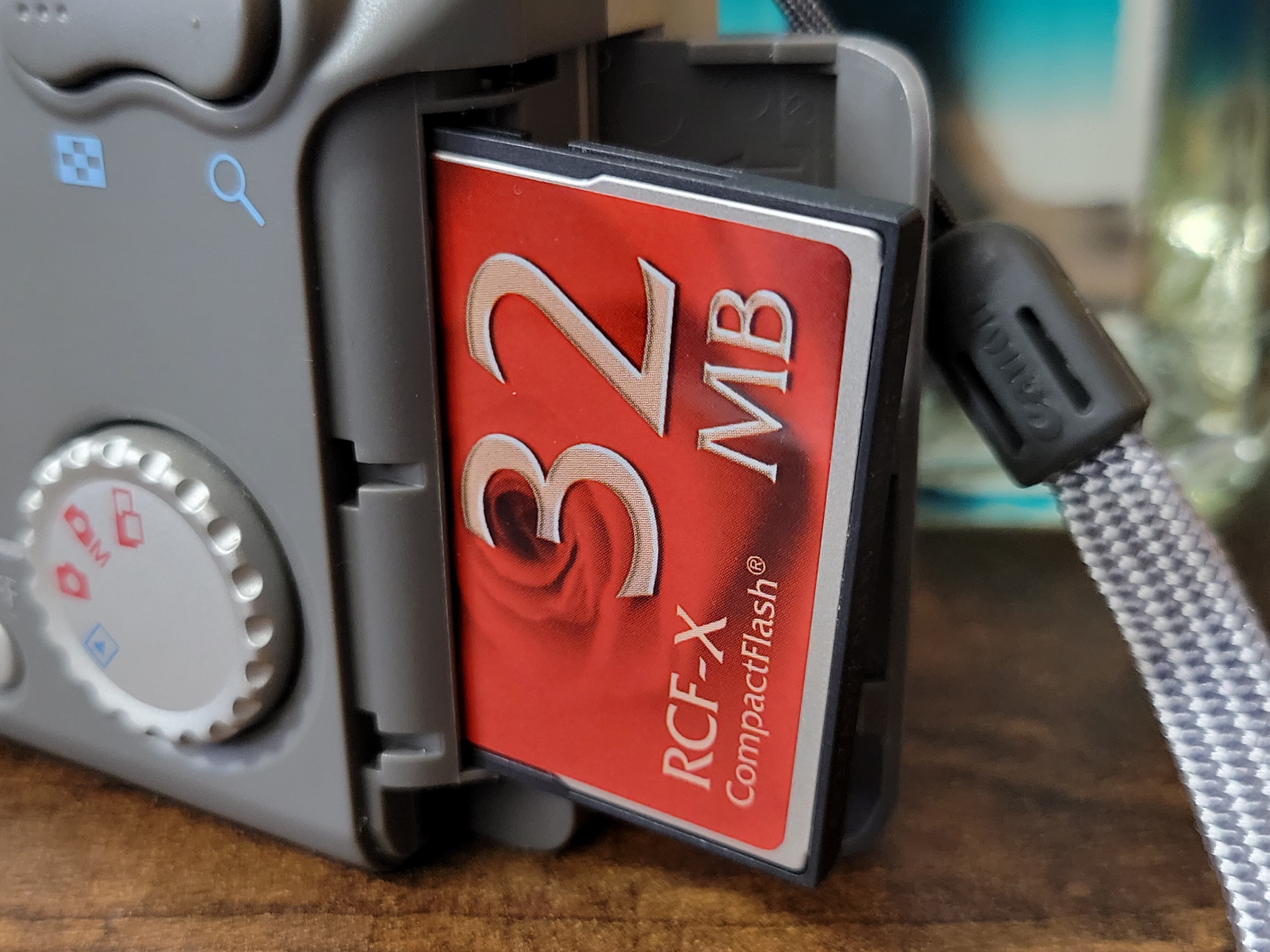 かなり平成を感じるカメラ「PowerShot A20」｜密密As