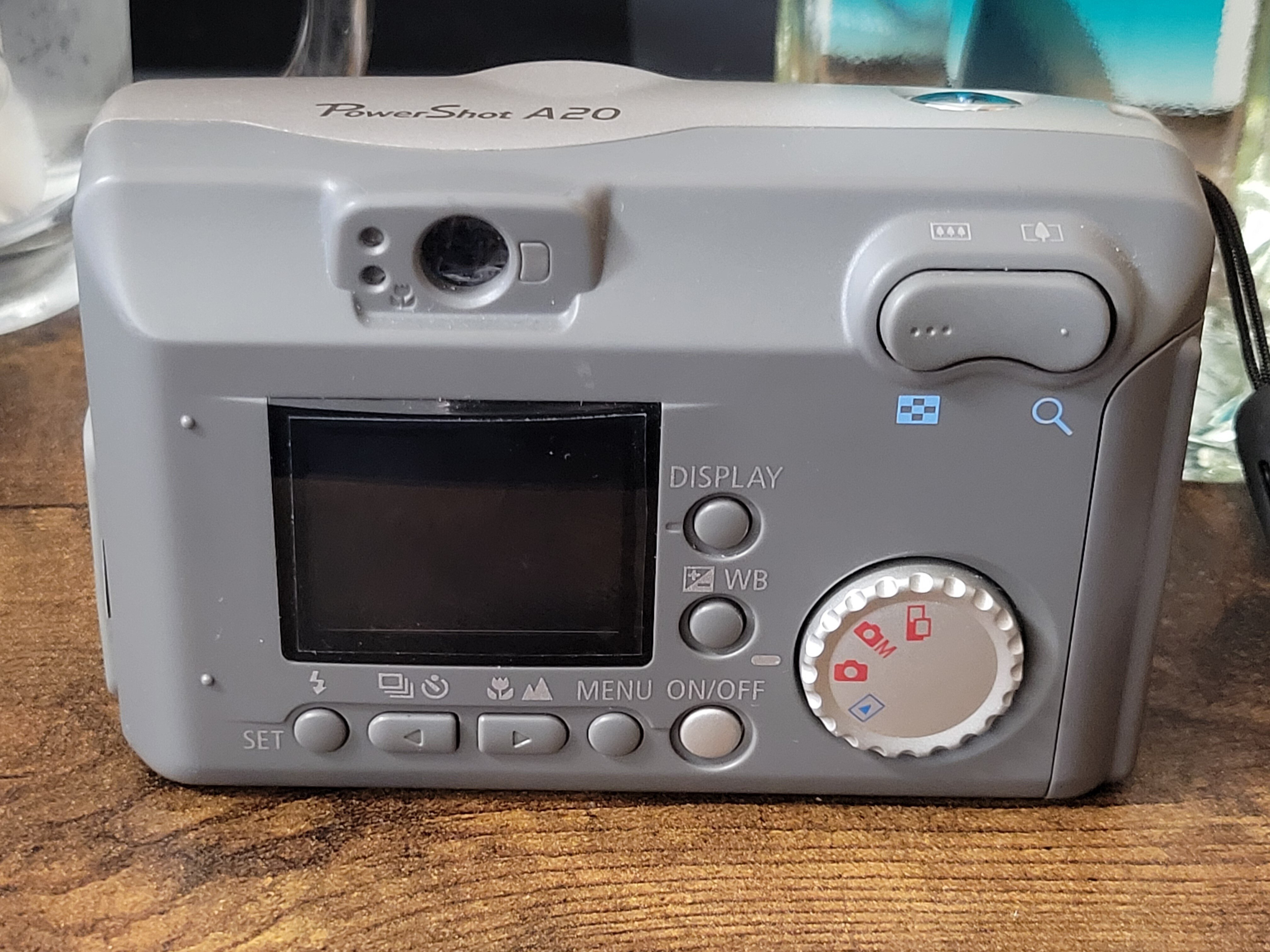 かなり平成を感じるカメラ「PowerShot A20」｜密密As