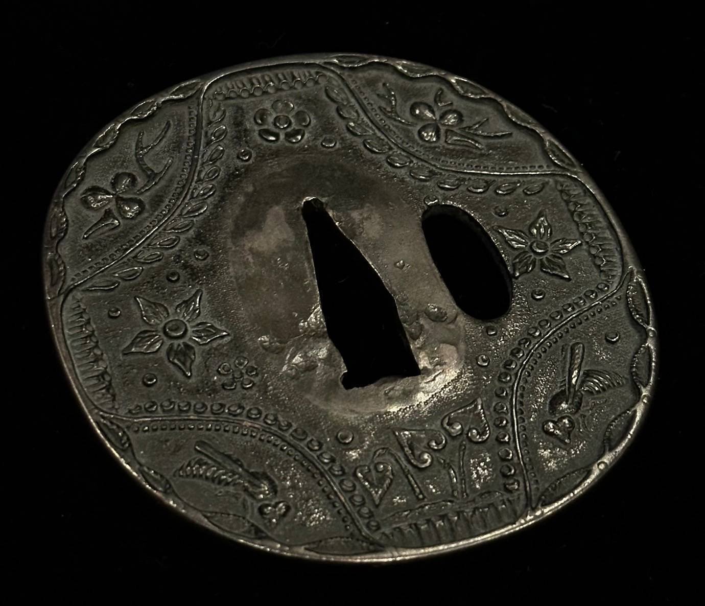 古金工鐔（花弁虫散図）①｜刀箱師の日本刀ブログ 中村圭佑