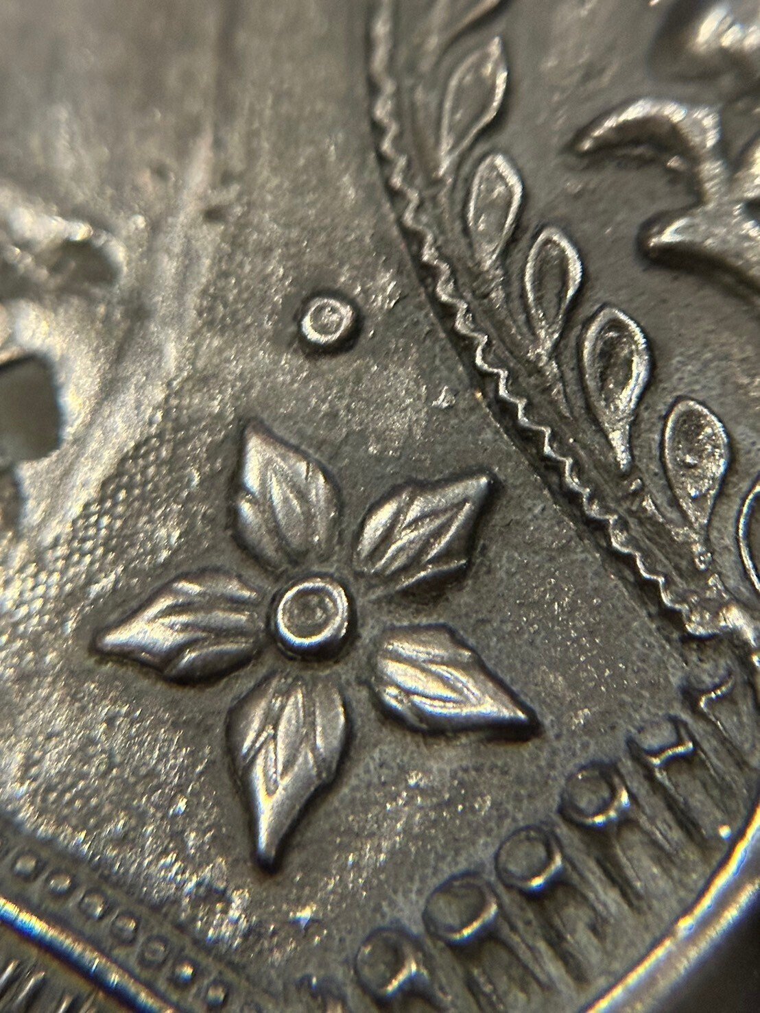 古金工鐔(花弁虫散図)①|刀箱師の日本刀ブログ 中村圭佑 古金工鐔(花弁虫散図)①|刀箱師の日本刀ブログ 中村圭佑