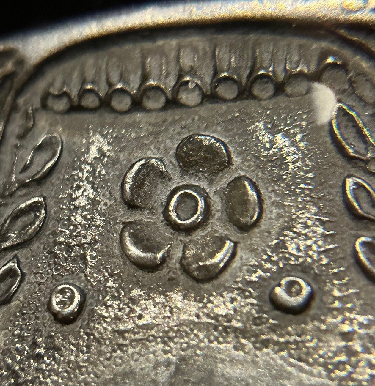 古金工鐔(花弁虫散図)①|刀箱師の日本刀ブログ 中村圭佑 古金工鐔(花弁虫散図)①|刀箱師の日本刀ブログ 中村圭佑