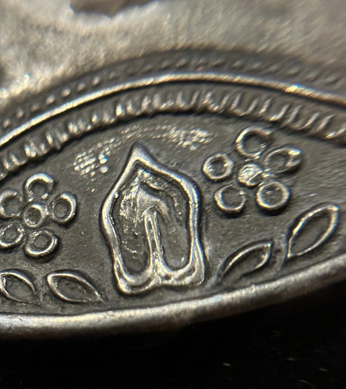 古金工鐔(花弁虫散図)①|刀箱師の日本刀ブログ 中村圭佑 古金工鐔(花弁虫散図)①|刀箱師の日本刀ブログ 中村圭佑