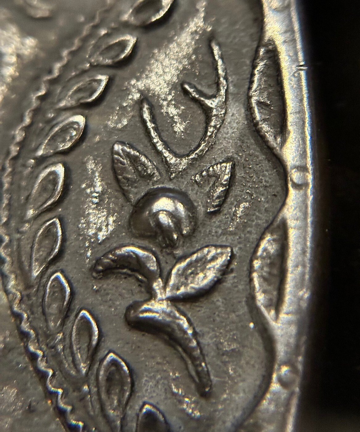 古金工鐔(花弁虫散図)①|刀箱師の日本刀ブログ 中村圭佑 古金工鐔(花弁虫散図)①|刀箱師の日本刀ブログ 中村圭佑
