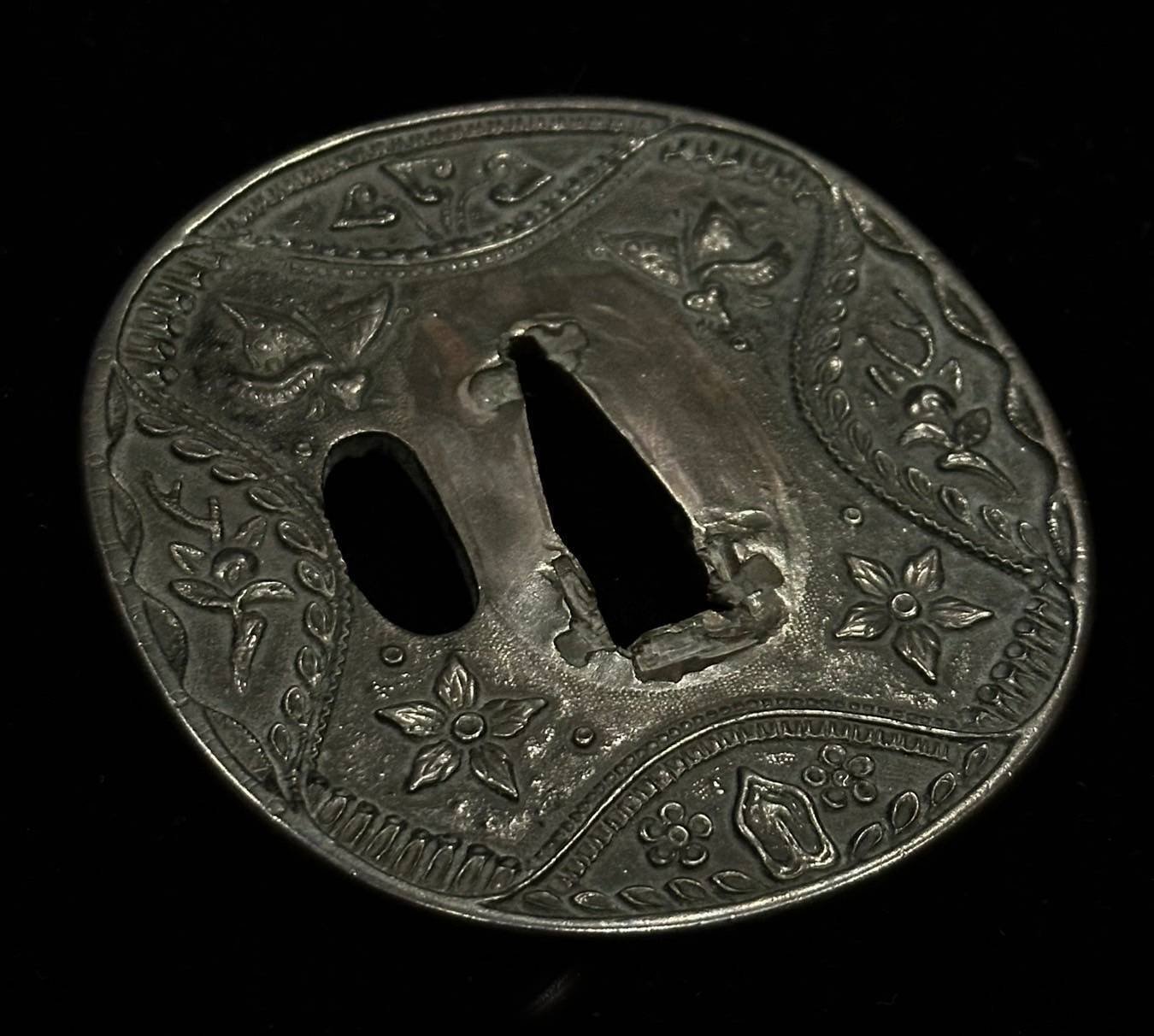 □花と昆虫・三窓・金彩透かし＊ボタン剣１８２０年〜１９２４年□額装４０cm□ A silver shell-form box and cover, Tang dynasty 唐銀鏨花鳥紋貝殼式