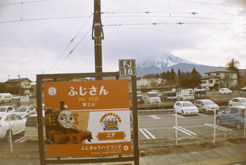 富士山駅。フィルムカメラ”La Sardina Camera 8Ball Edition”で撮影。