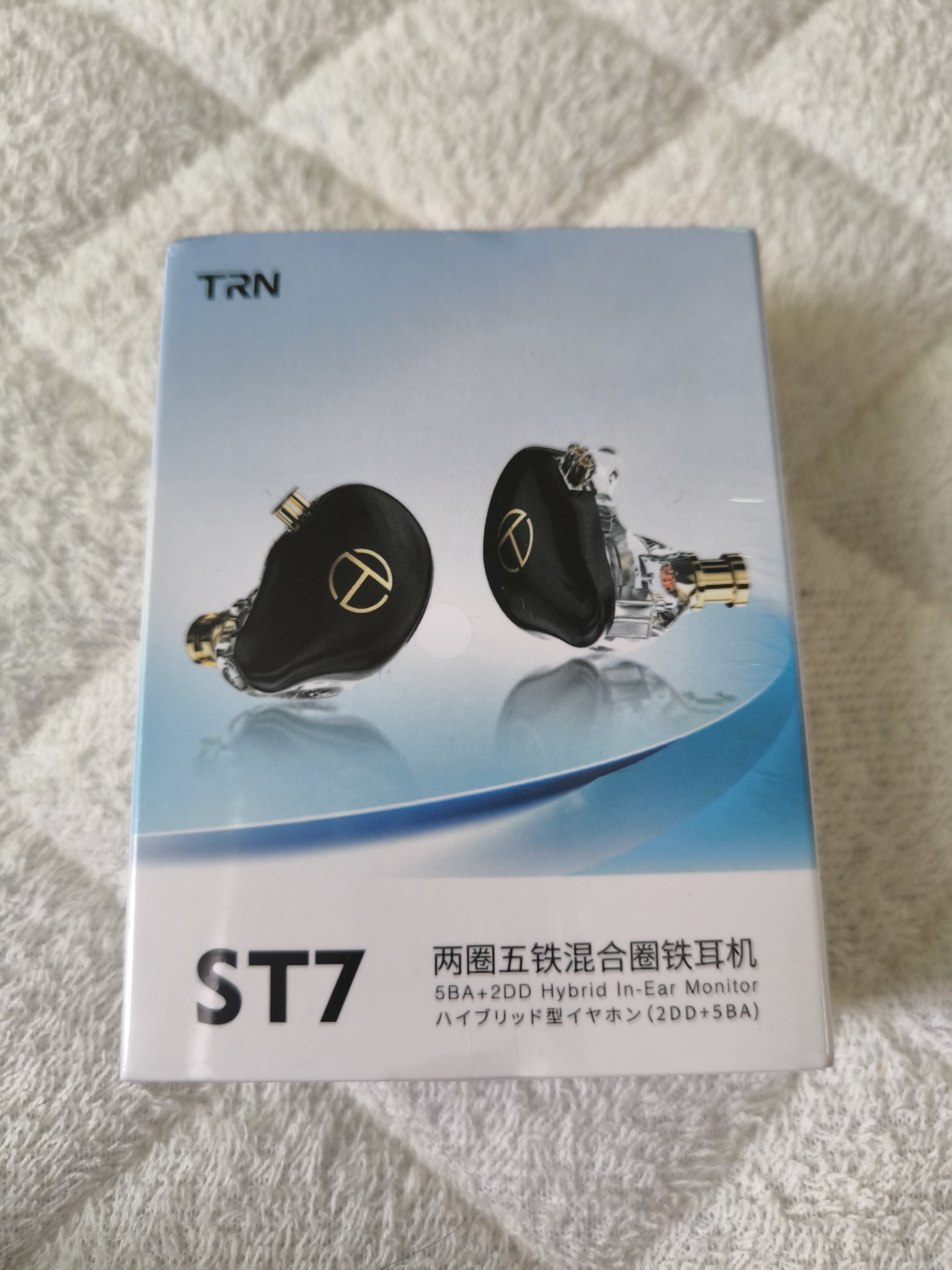 TRN ST7は寒色系と暖色系ノリを併せ持つ独特な個性で30ドルの価格破壊