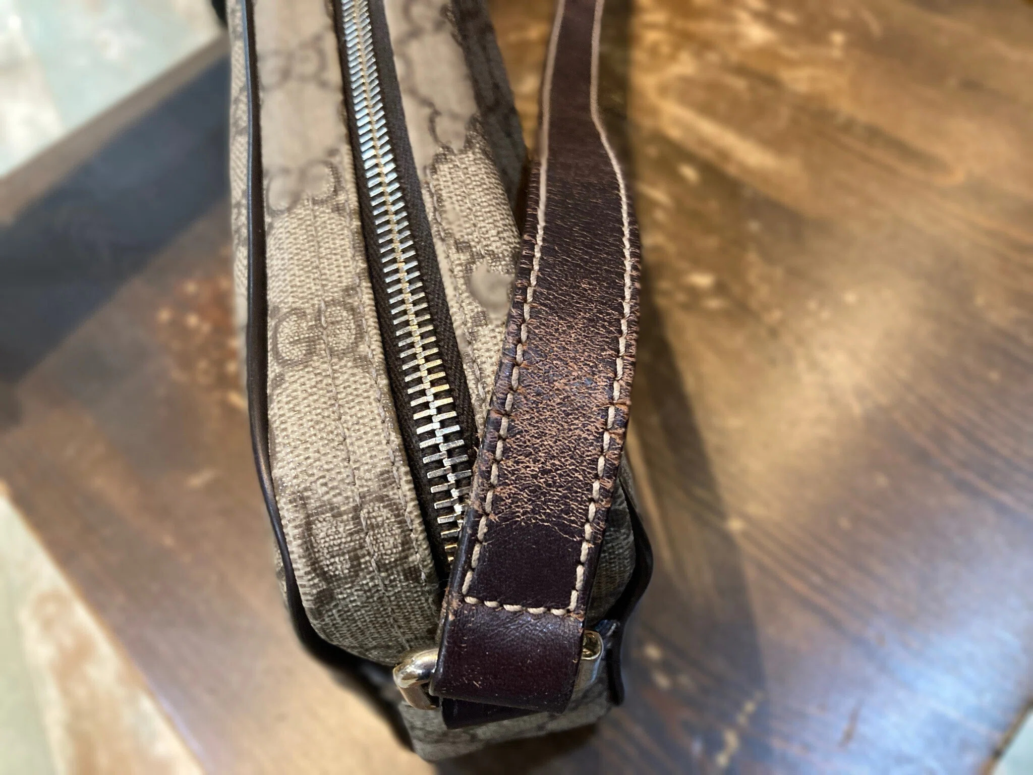 ゆ*♪様 GUCCI ショルダー バッグ ⚠︎ストラップ片方だけ取れています ゆ*♪様 GUCCI ショルダー バッグ ⚠︎ストラップ片方だけ取れています
