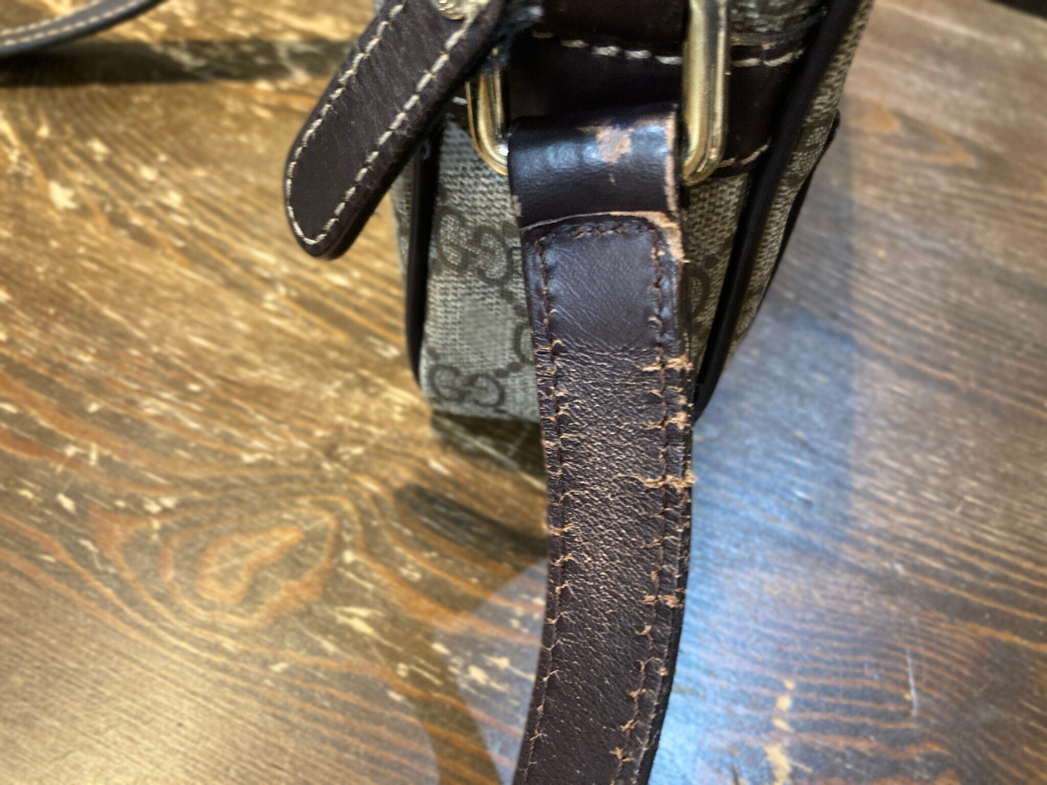 GUCCI ショルダーストラップ GG shoulder strap in beige and ebony Supreme | GUCCI® SI
