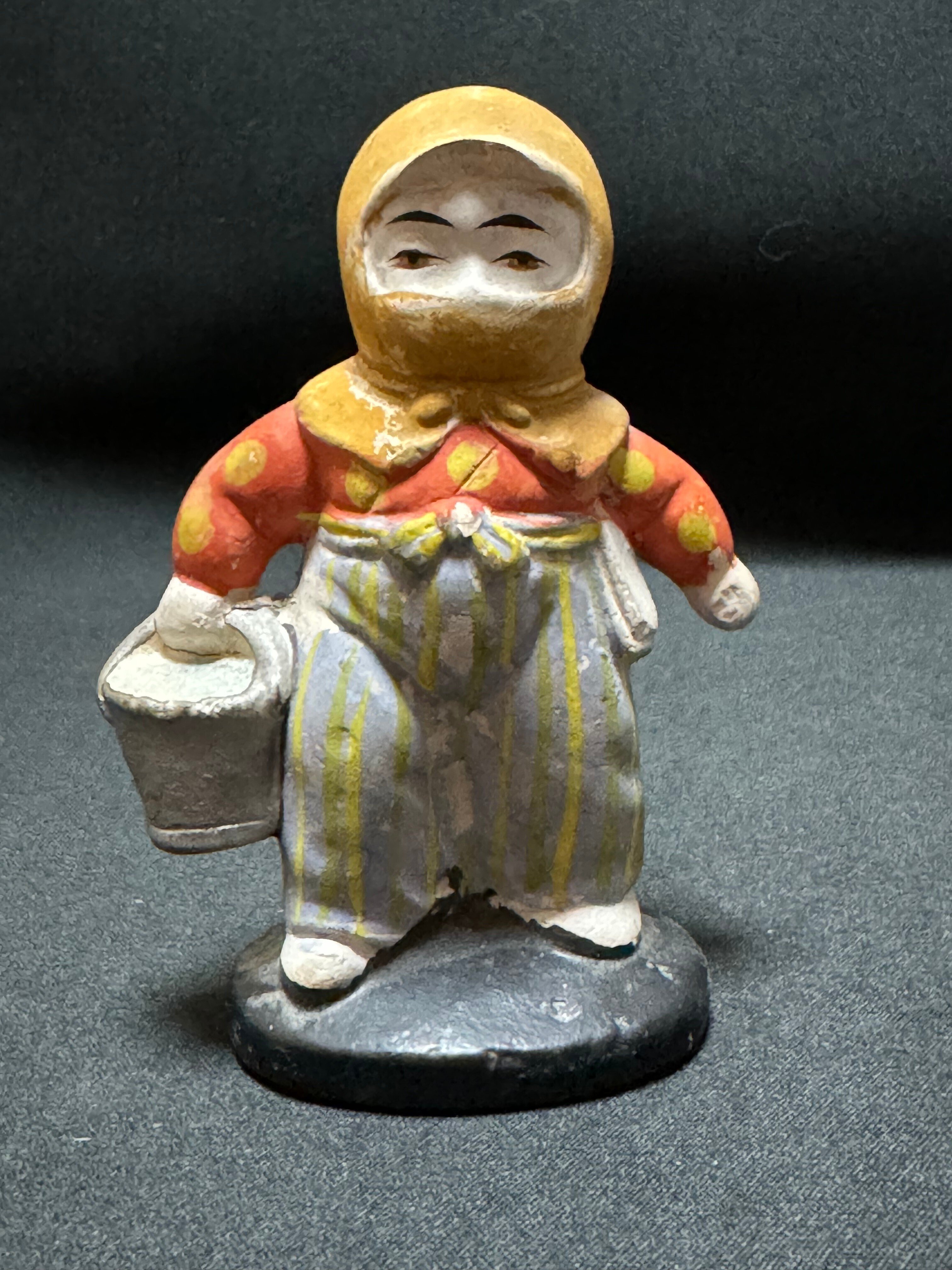 戦時下の一品＞ 防空姿の土人形｜信州戦争資料センター(まだ施設は無い…)