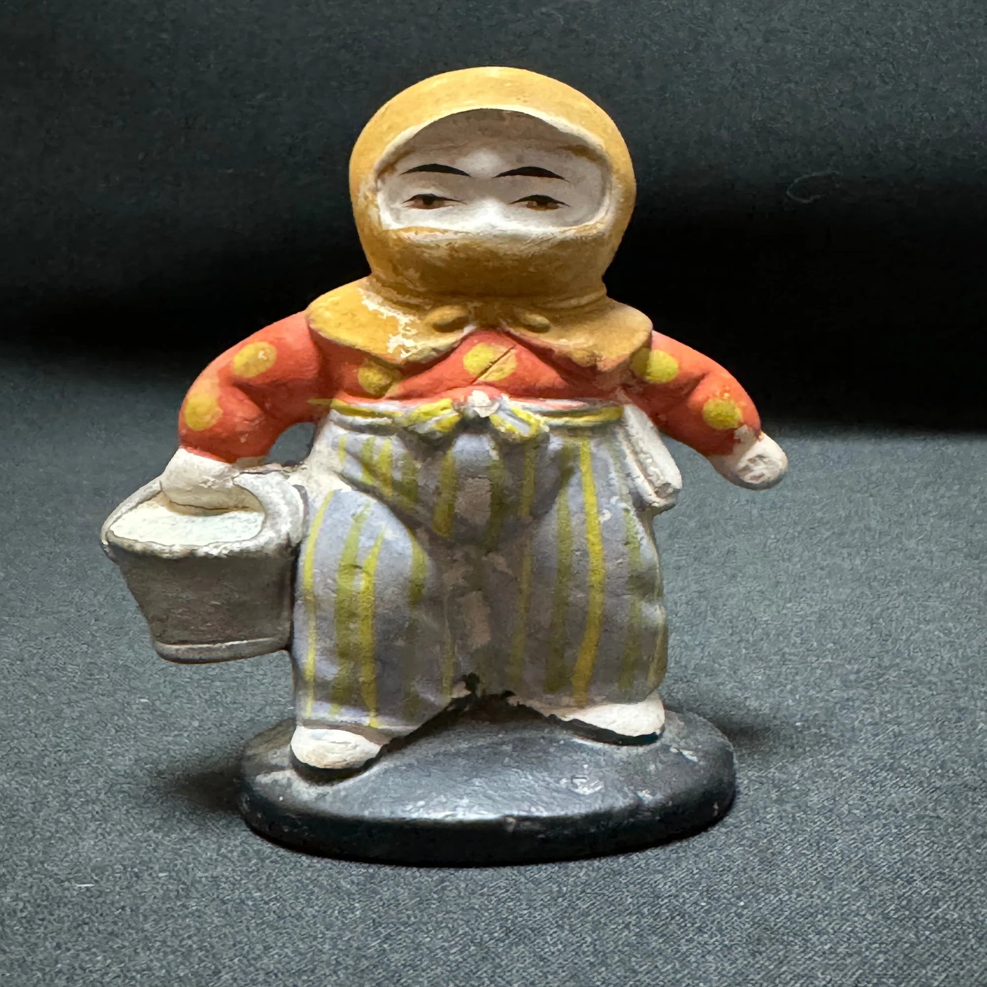 戦時下の一品＞ 防空姿の土人形｜信州戦争資料センター(まだ施設は無い…)
