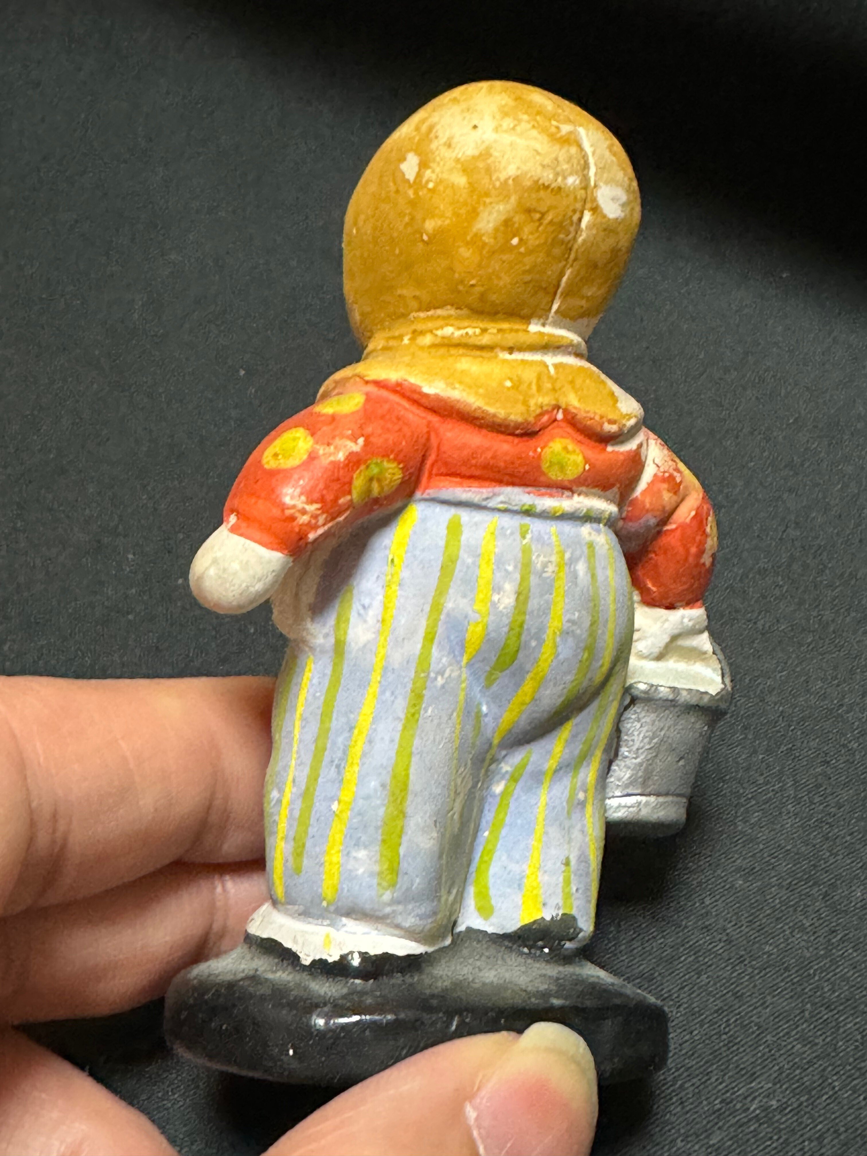 戦時下の一品＞ 防空姿の土人形｜信州戦争資料センター(まだ施設は無い…)