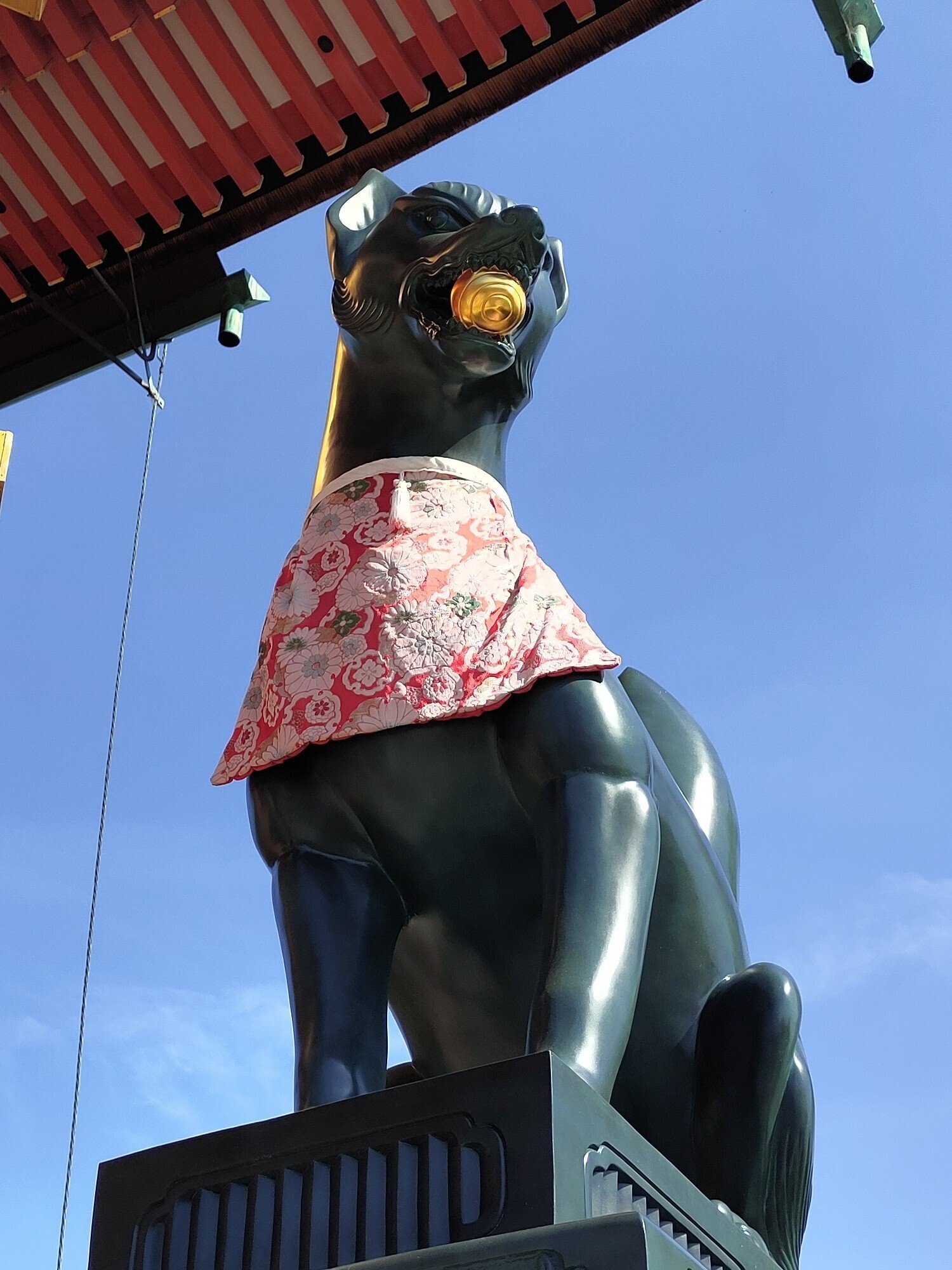 キツネが咥えているものは？｜かえる