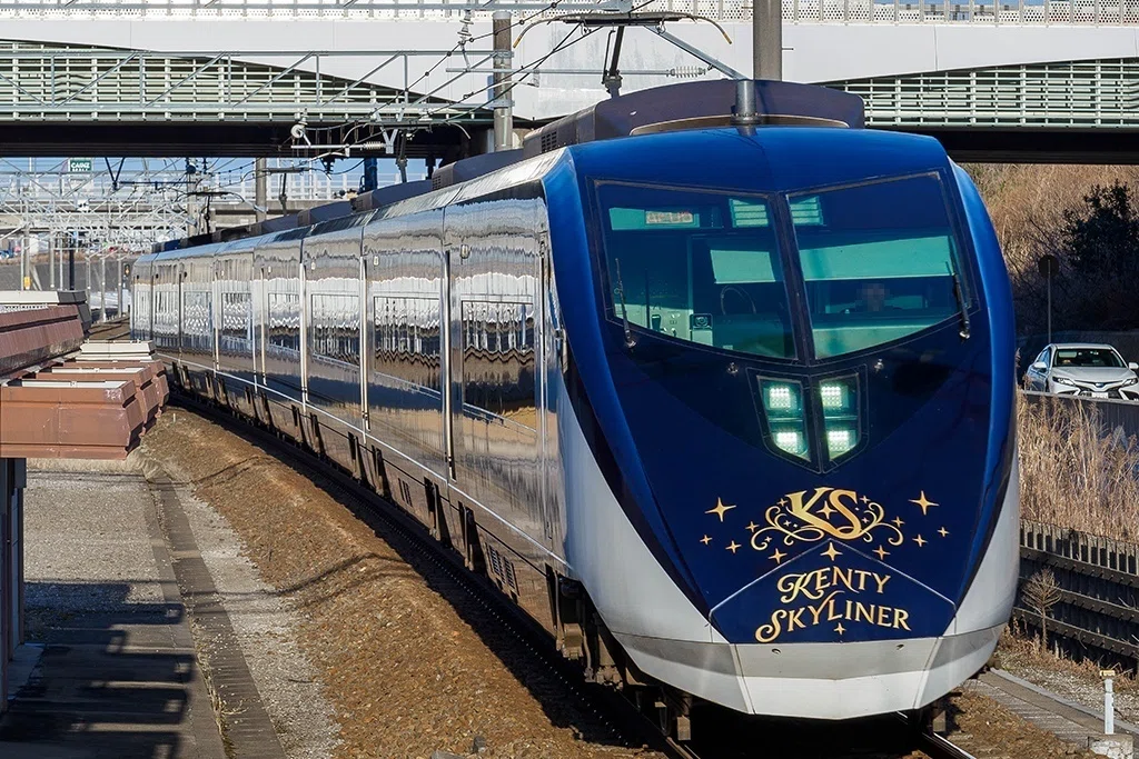 京成】スカイライナーのラッピング車｜七語零黎の「青・空・虹」